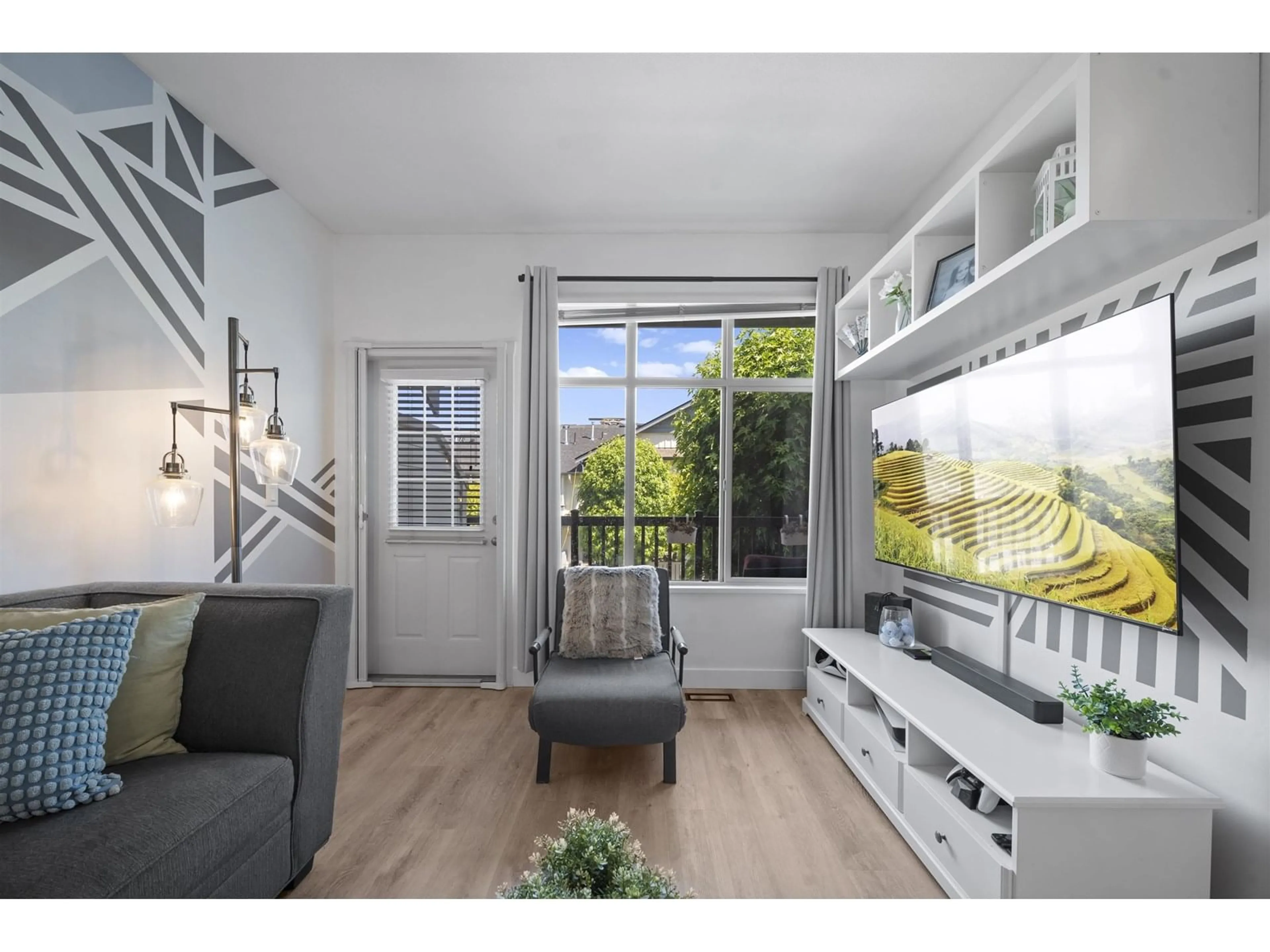 Living room with furniture, wood/laminate floor for 8 - 21661 88, Langley British Columbia V1M4E6