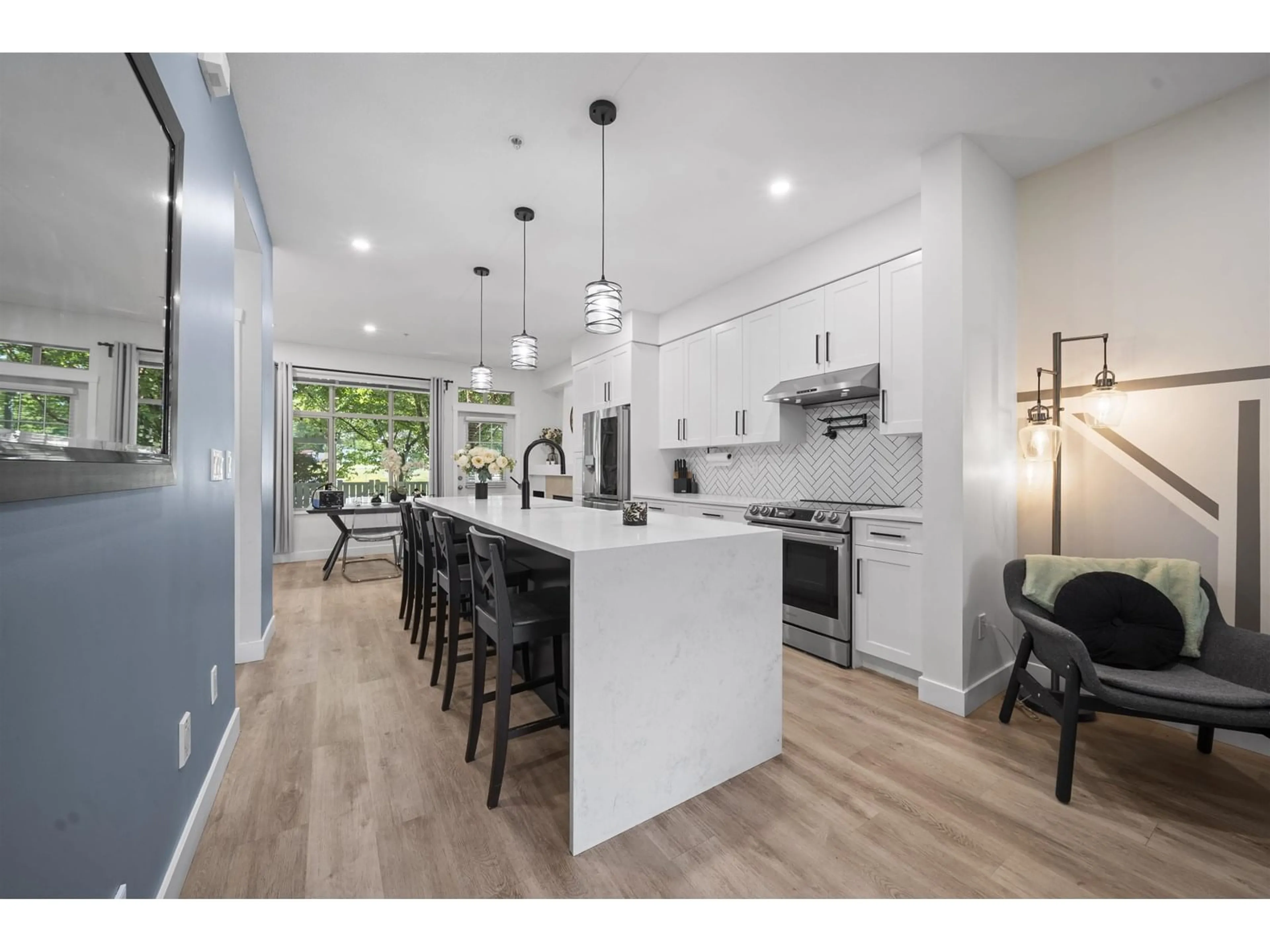 Open concept kitchen, wood/laminate floor for 8 - 21661 88, Langley British Columbia V1M4E6