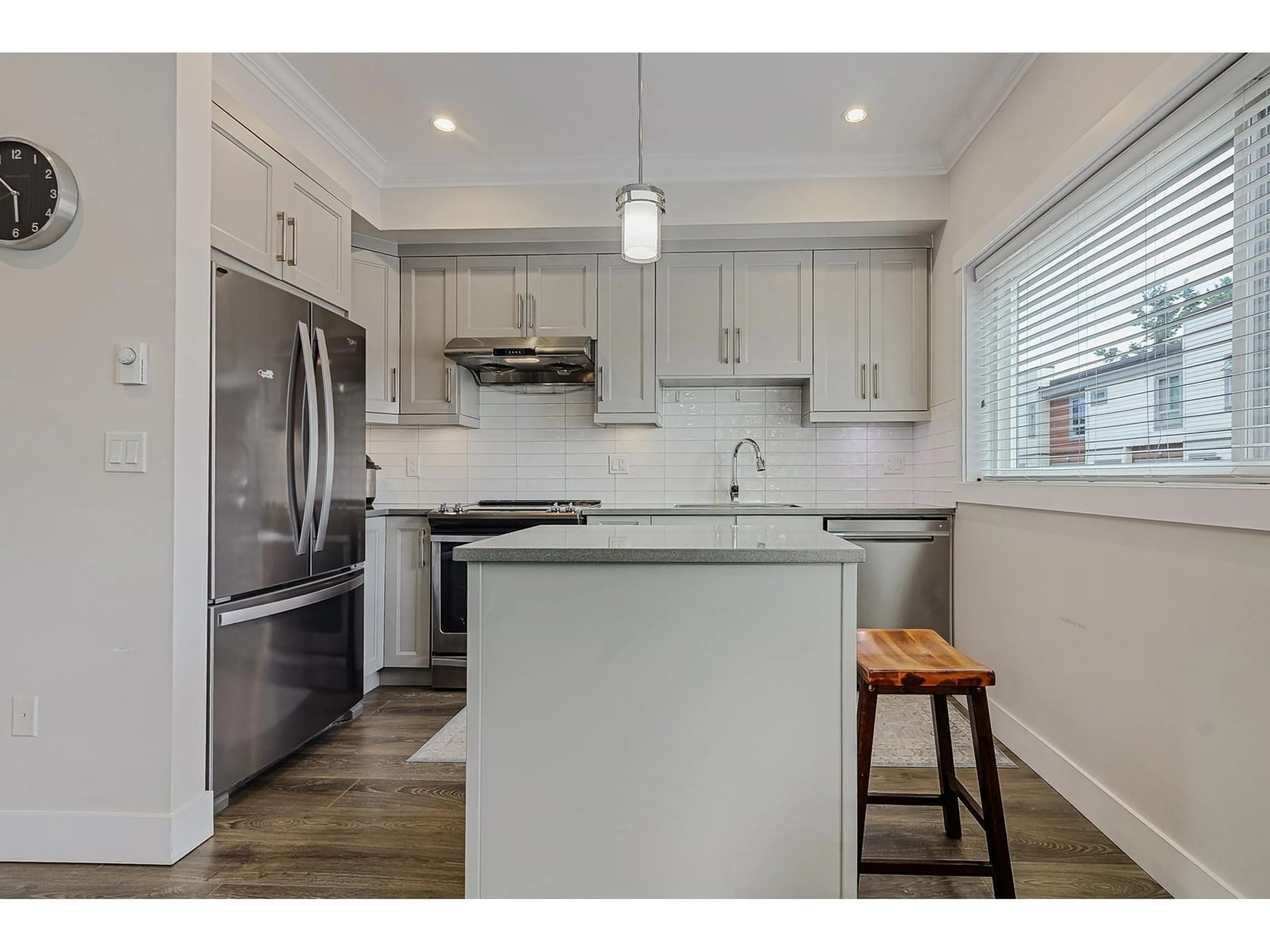 Open concept kitchen, wood/laminate floor for 1 - 13328 96, Surrey British Columbia V3V1Y4
