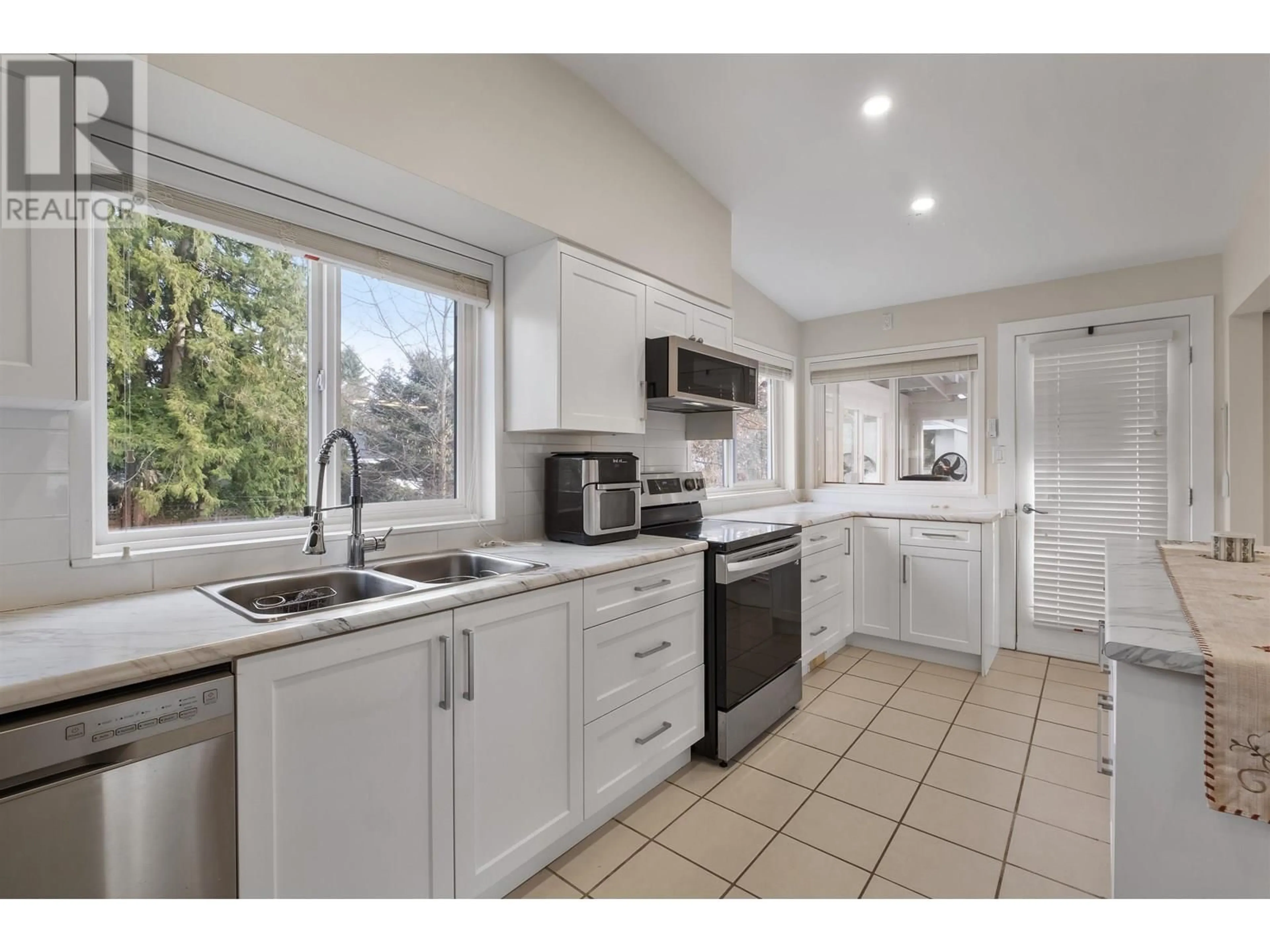 Open concept kitchen, ceramic/tile floor for 12042 YORK STREET, Maple Ridge British Columbia V2X5R9