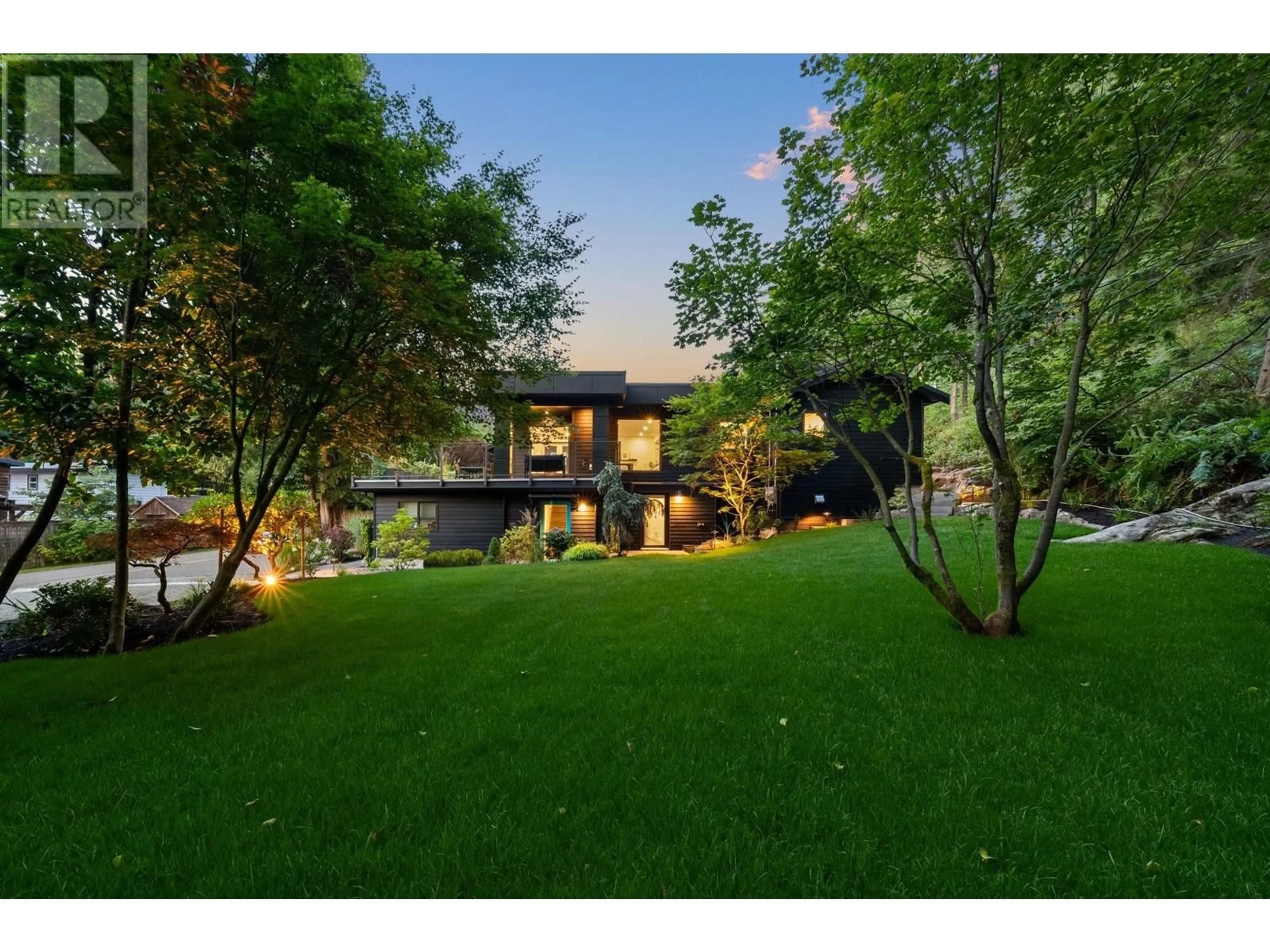 A pic from outside/outdoor area/front of a property/back of a property/a pic from drone, unknown for 4507 SUMMERSIDE LANE, North Vancouver British Columbia V7G1H4