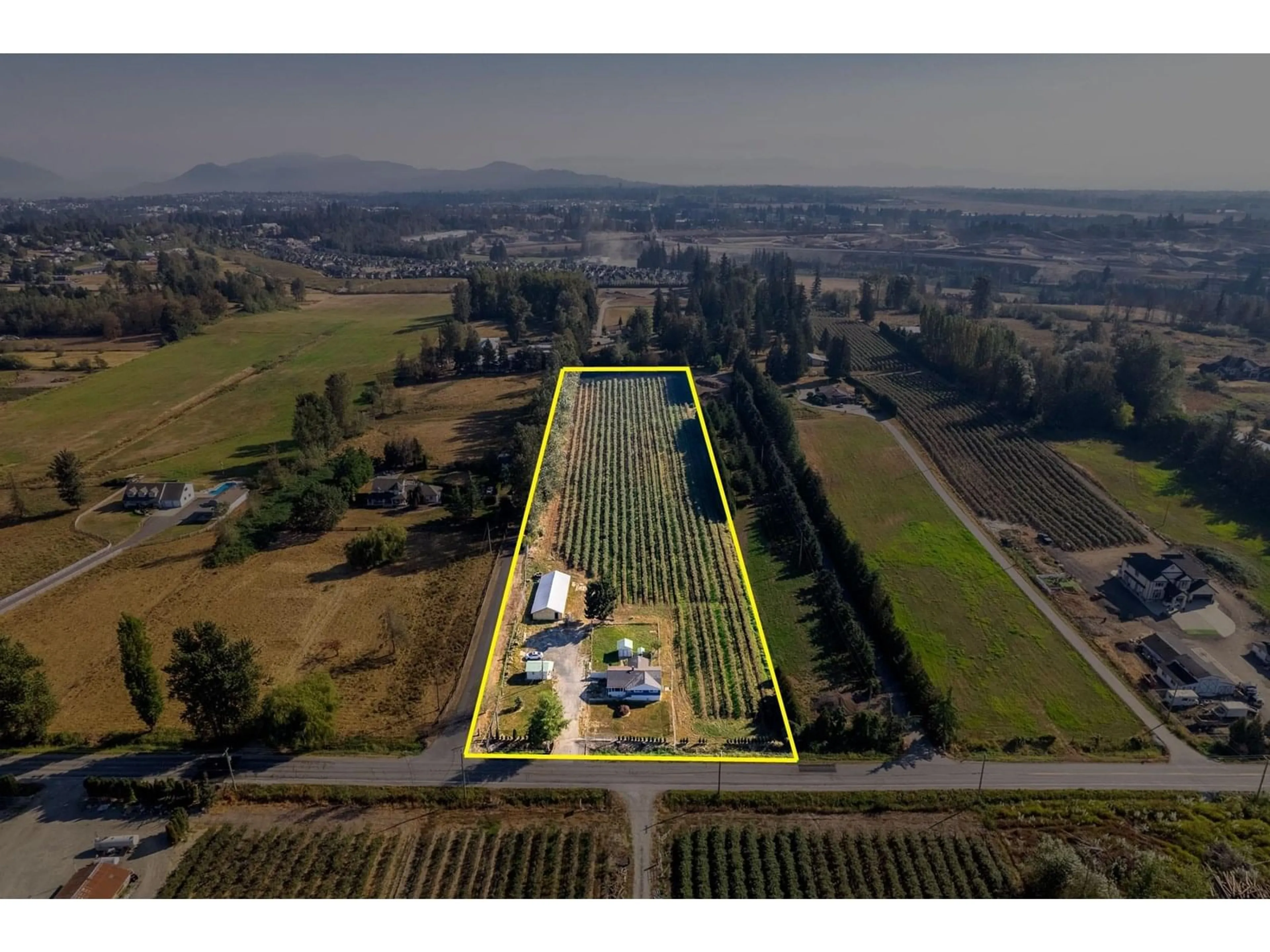 A pic from outside/outdoor area/front of a property/back of a property/a pic from drone, unknown for 2034 BRADNER, Abbotsford British Columbia V4X1E5