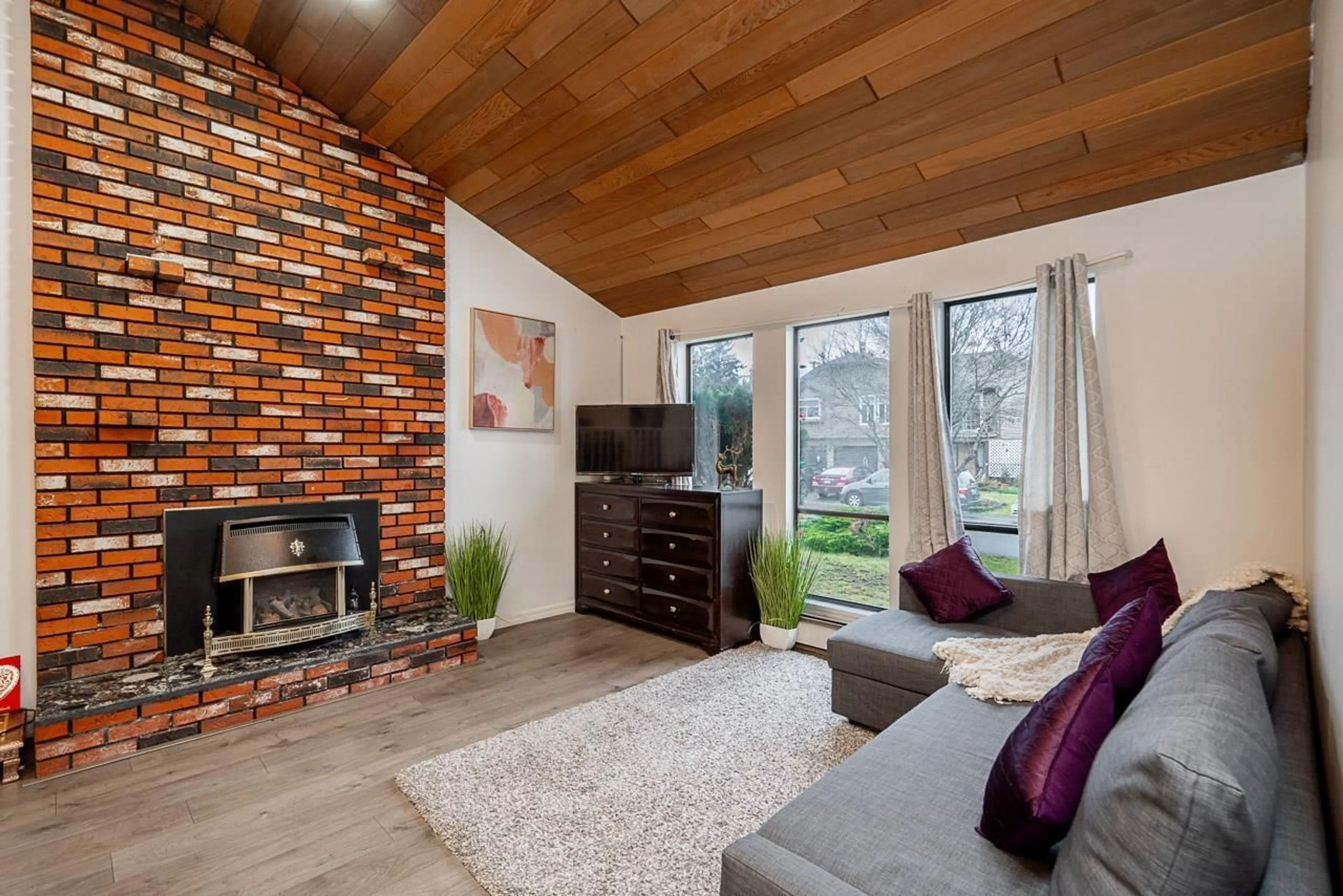 Living room with furniture, unknown for 15672 99B, Surrey British Columbia V4N2W3