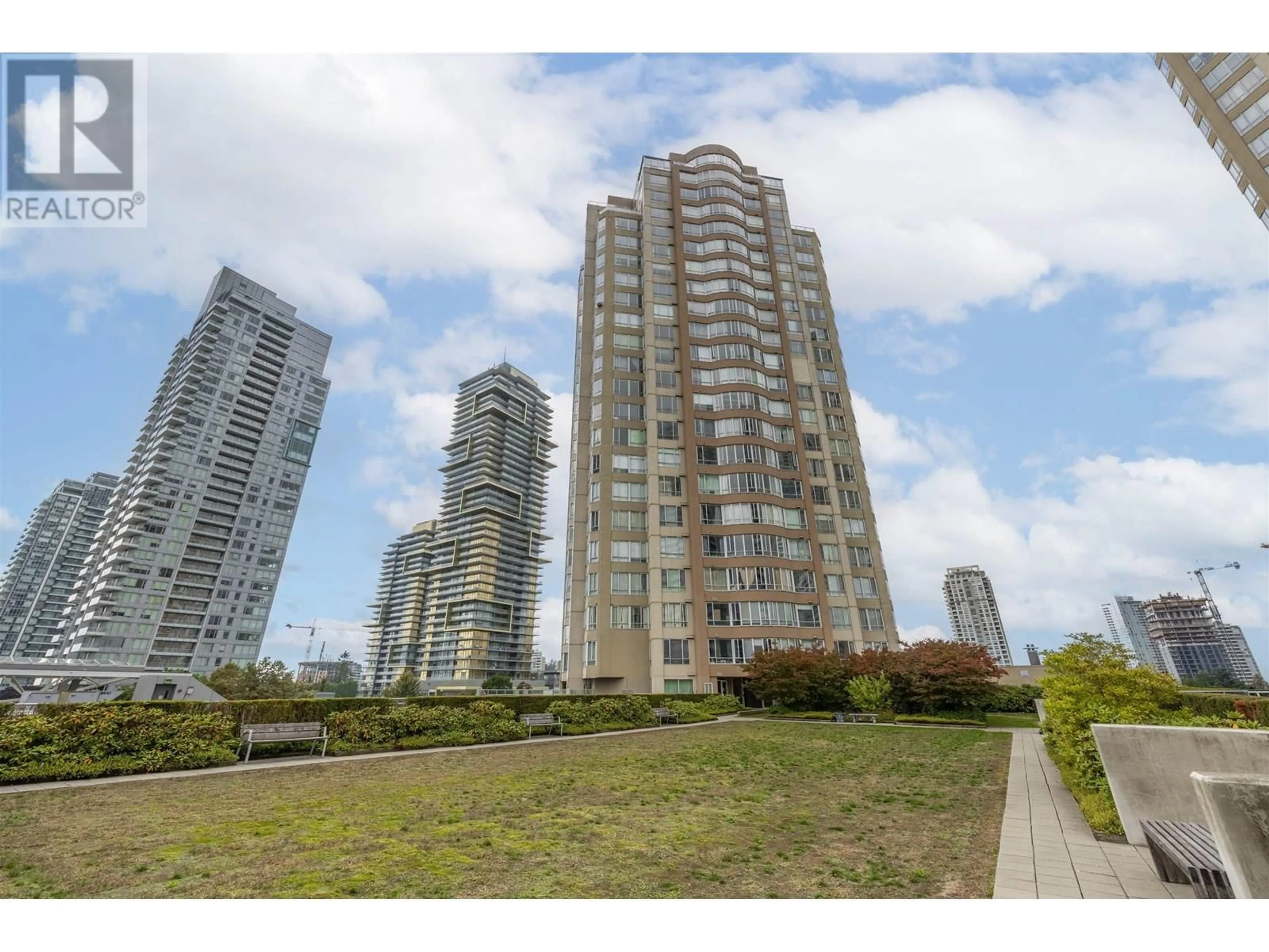 A pic from outside/outdoor area/front of a property/back of a property/a pic from drone, unknown for 404 - 6240 MCKAY AVENUE, Burnaby British Columbia V5H4L8