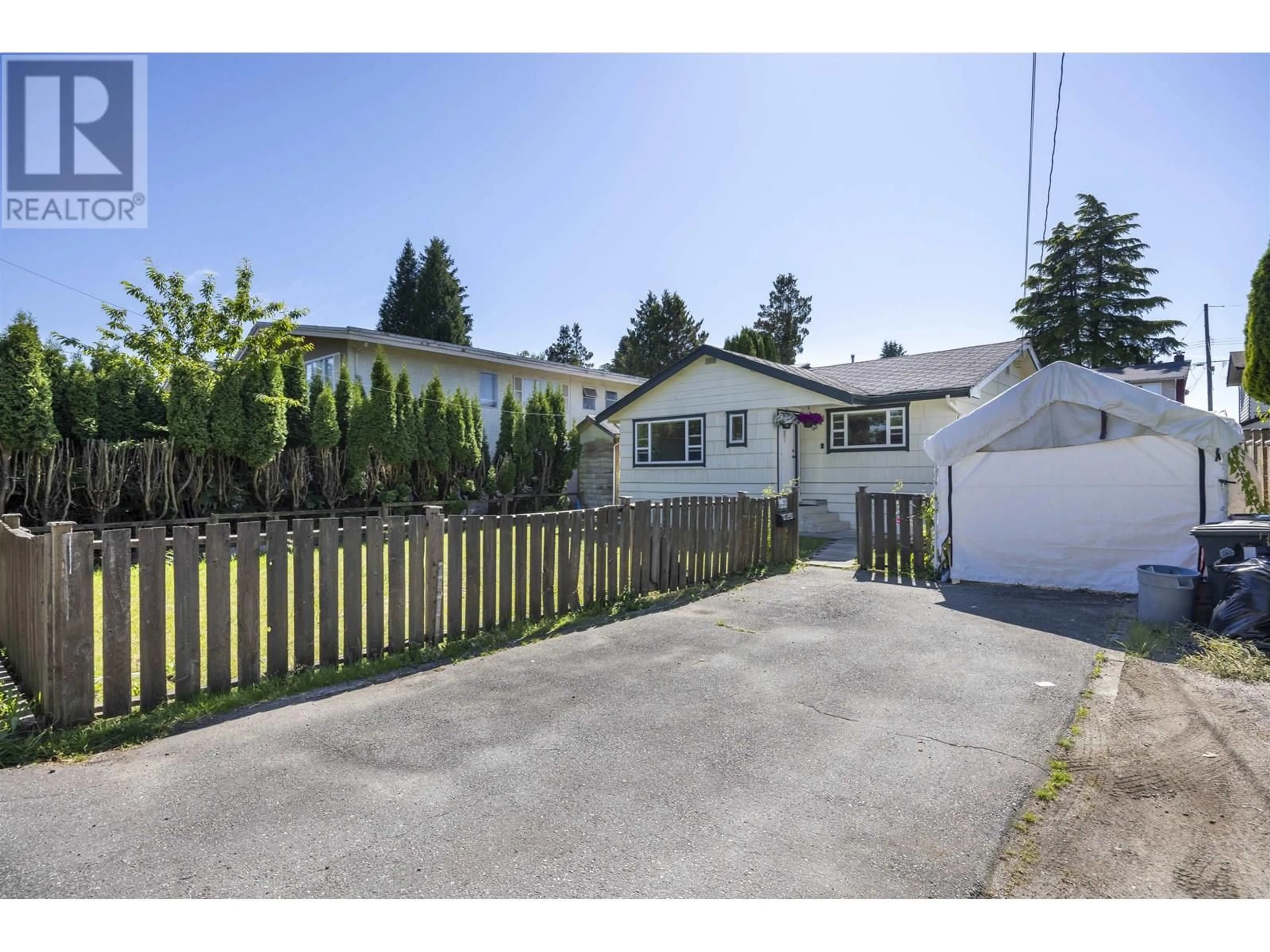 A pic from outside/outdoor area/front of a property/back of a property/a pic from drone, street for 931 SPERLING AVENUE, Burnaby British Columbia V5B4H7