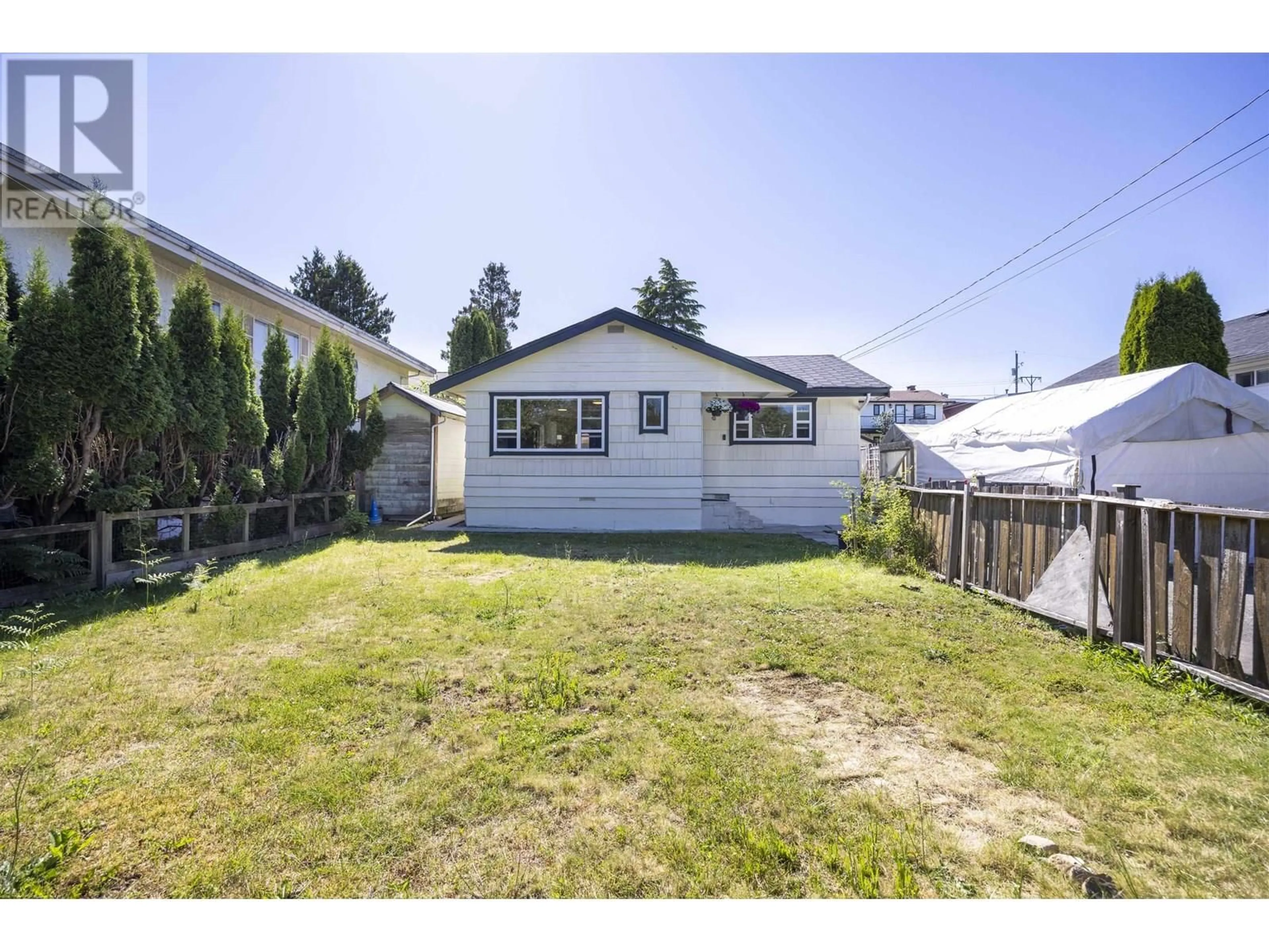 A pic from outside/outdoor area/front of a property/back of a property/a pic from drone, street for 931 SPERLING AVENUE, Burnaby British Columbia V5B4H7