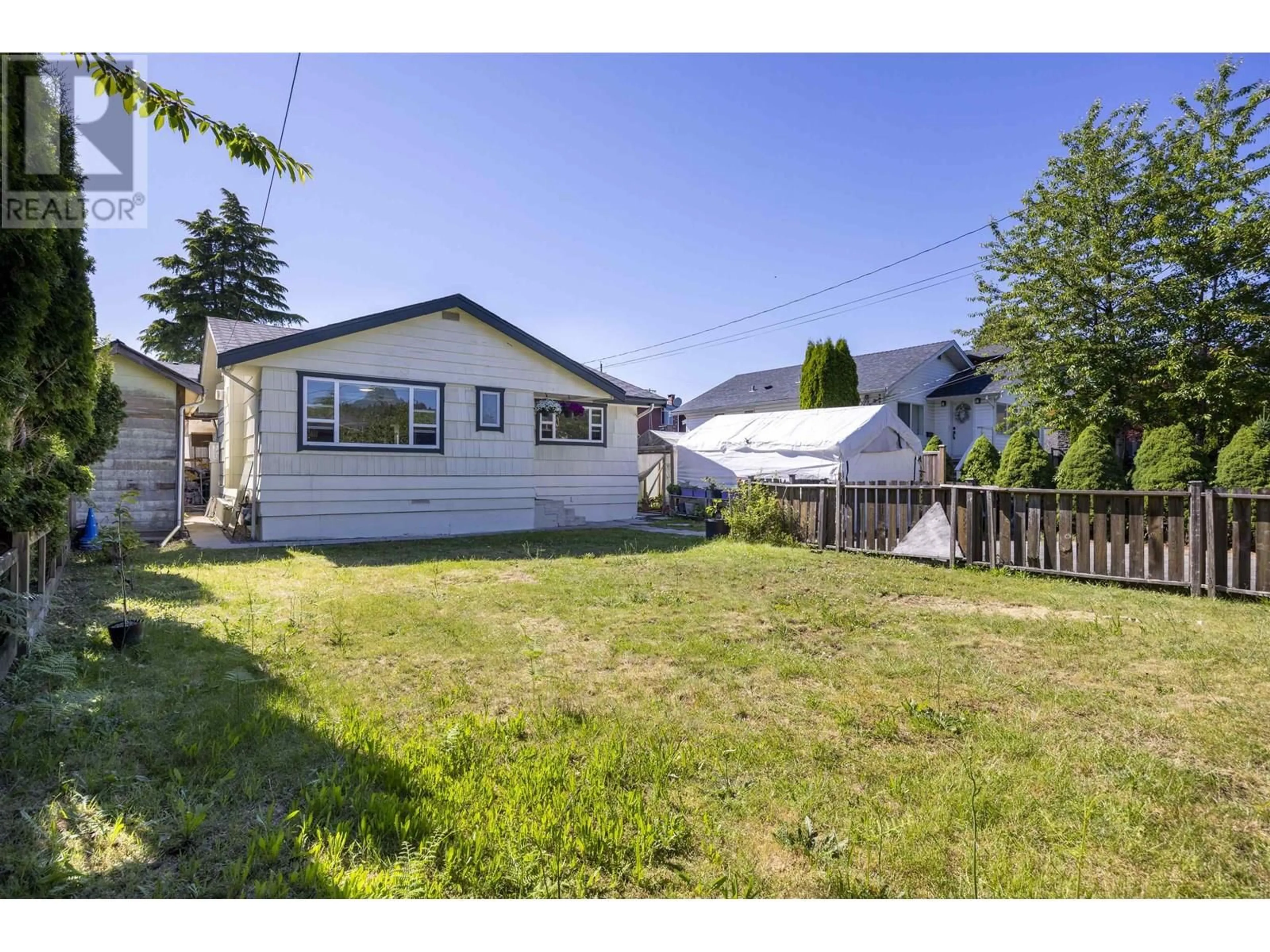 A pic from outside/outdoor area/front of a property/back of a property/a pic from drone, street for 931 SPERLING AVENUE, Burnaby British Columbia V5B4H7
