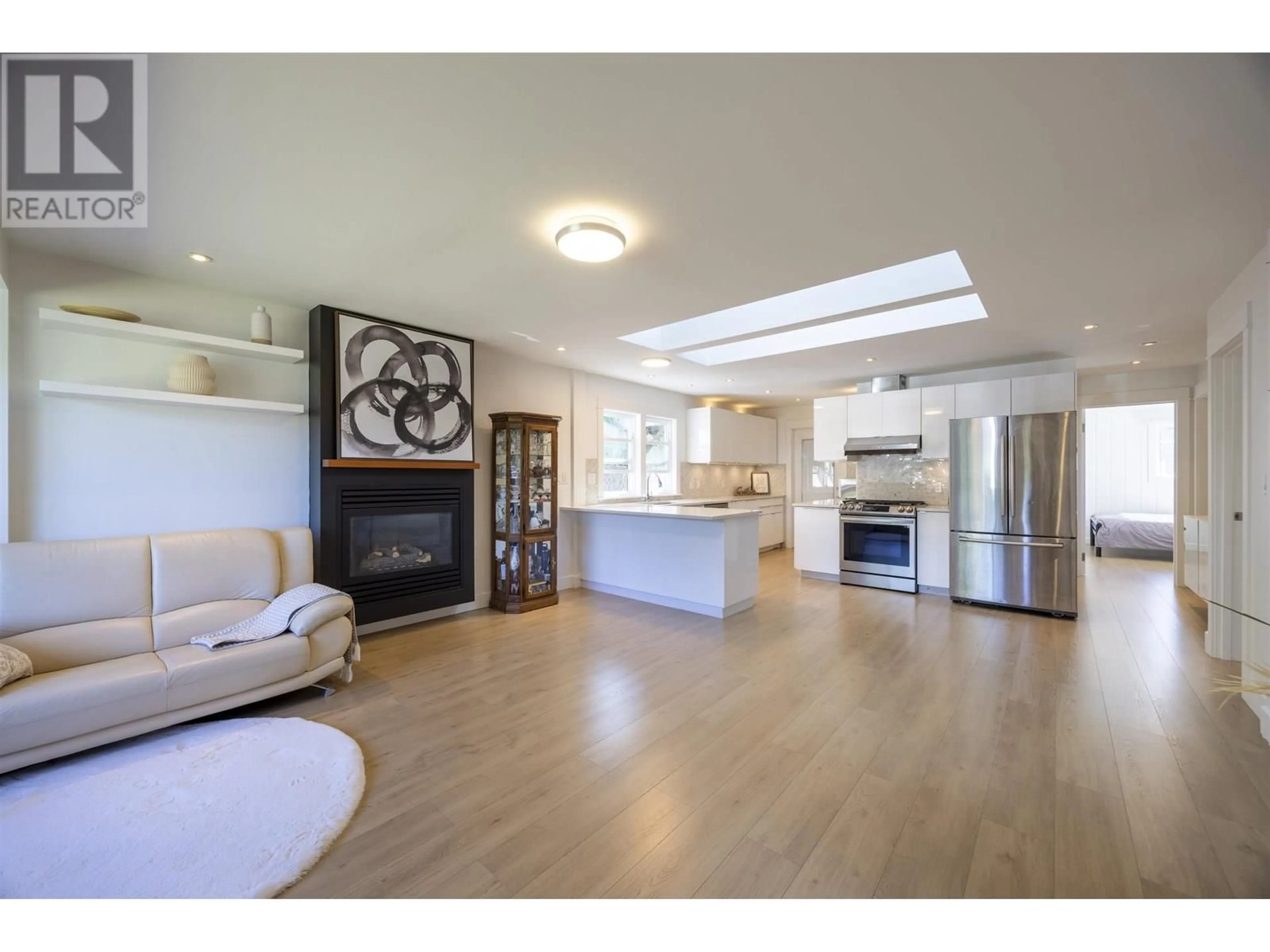 Open concept kitchen, wood/laminate floor for 931 SPERLING AVENUE, Burnaby British Columbia V5B4H7