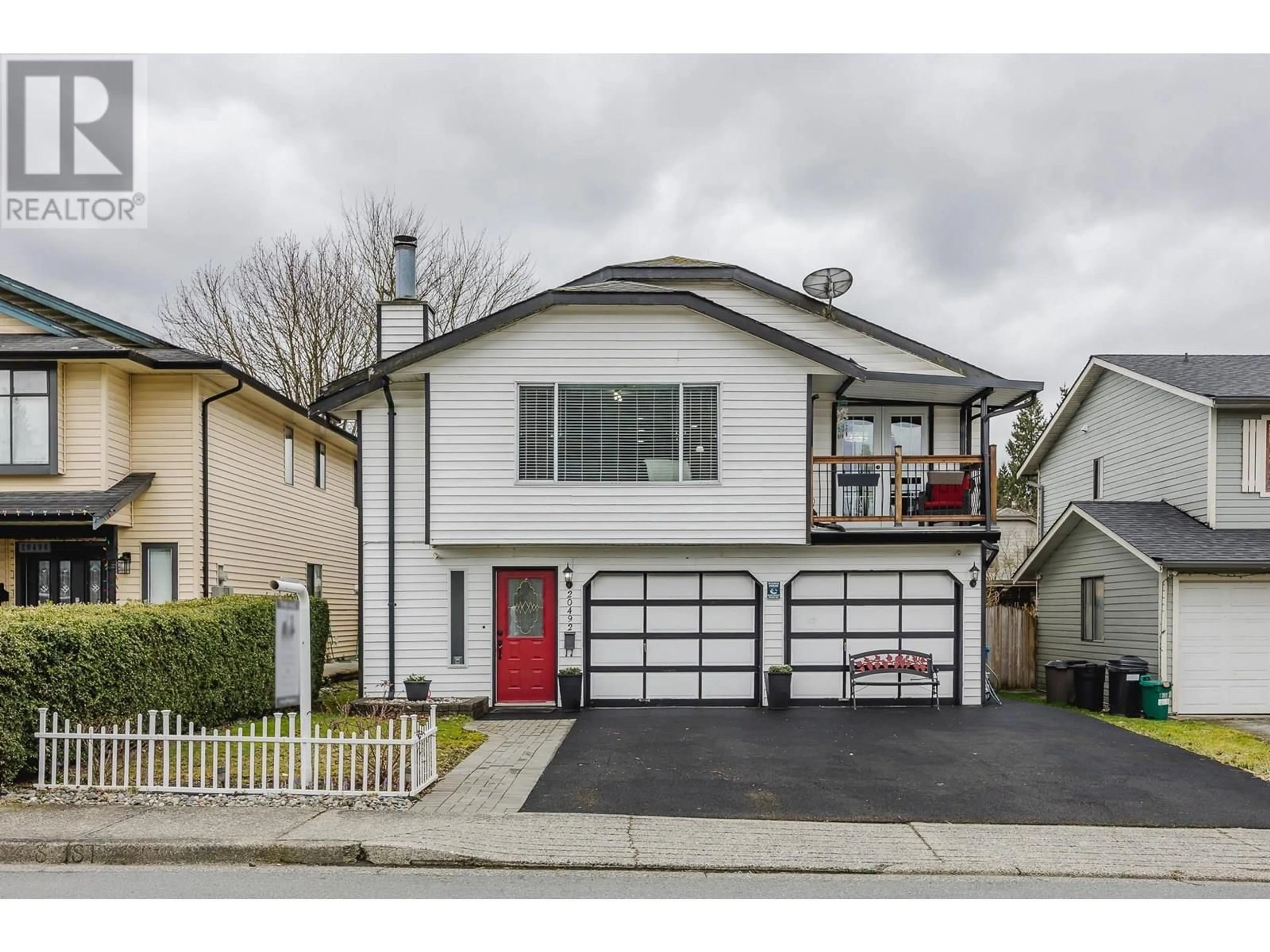 Home with vinyl exterior material, street for 20492 THORNE AVENUE, Maple Ridge British Columbia V2X8T8