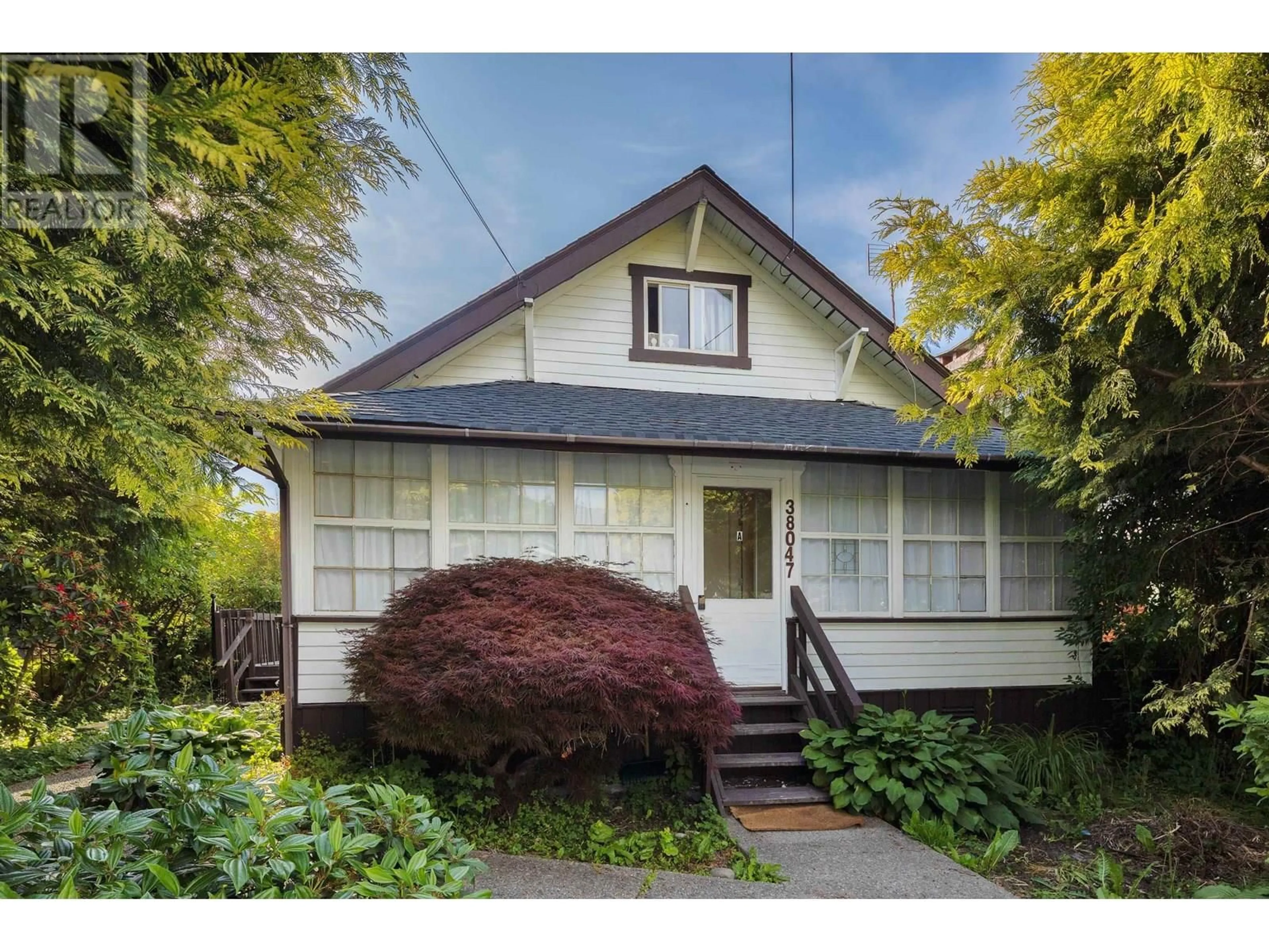 Home with vinyl exterior material, street for 38047 FOURTH AVENUE, Squamish British Columbia V8B0A9