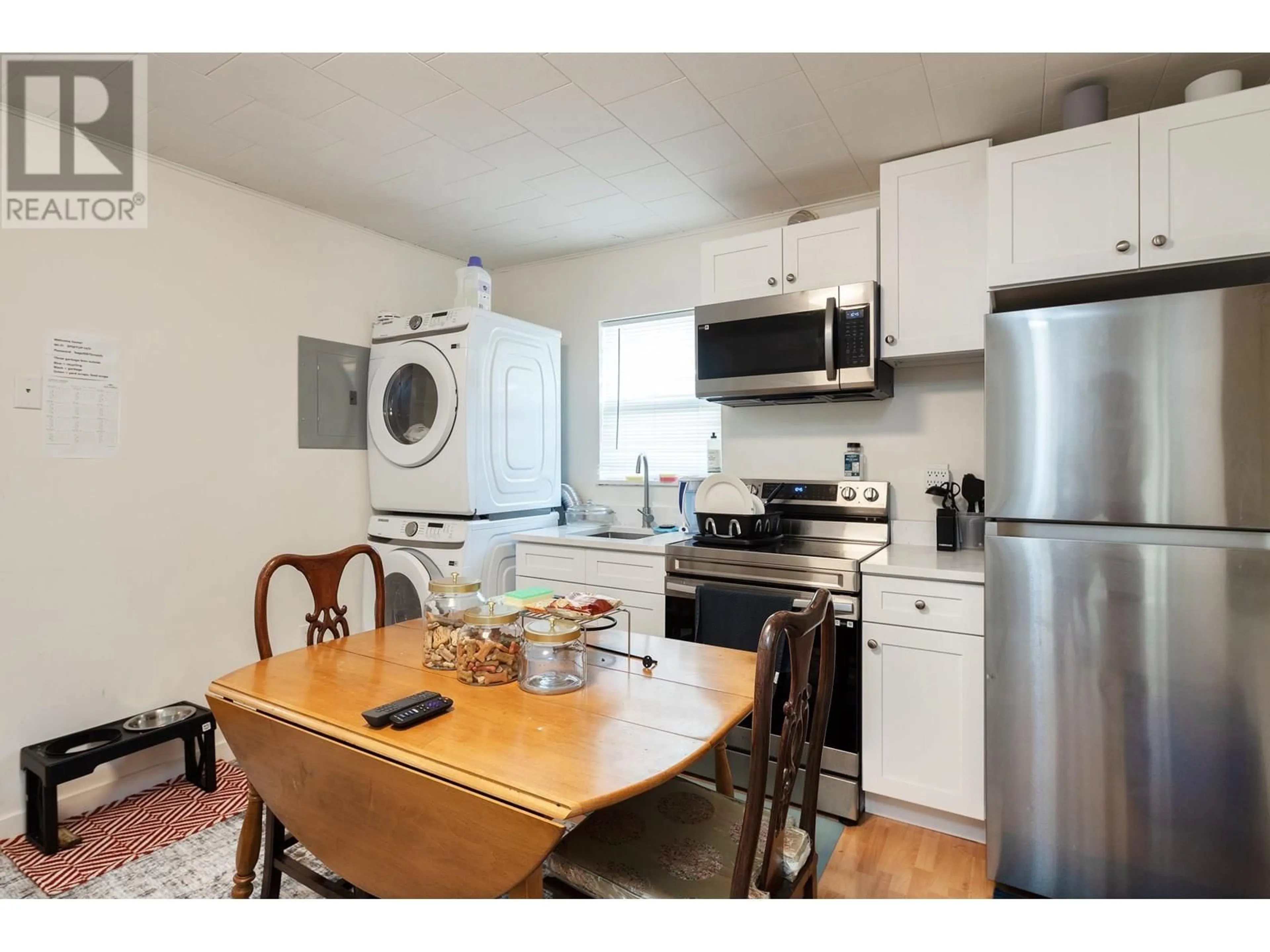 Standard kitchen, wood/laminate floor for 38047 FOURTH AVENUE, Squamish British Columbia V8B0A9