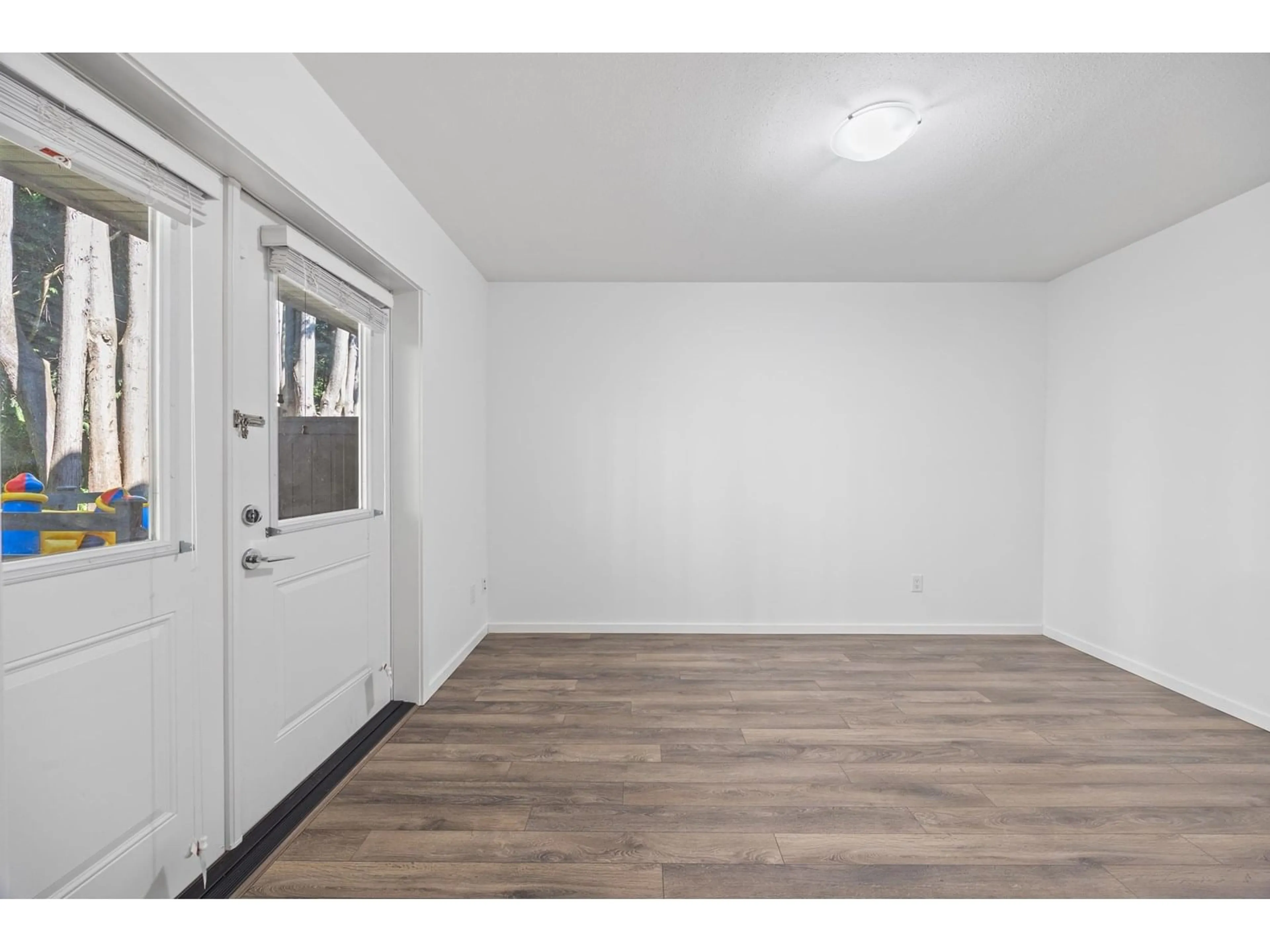 Indoor entryway for 15 - 10433 158, Surrey British Columbia V4N6S3