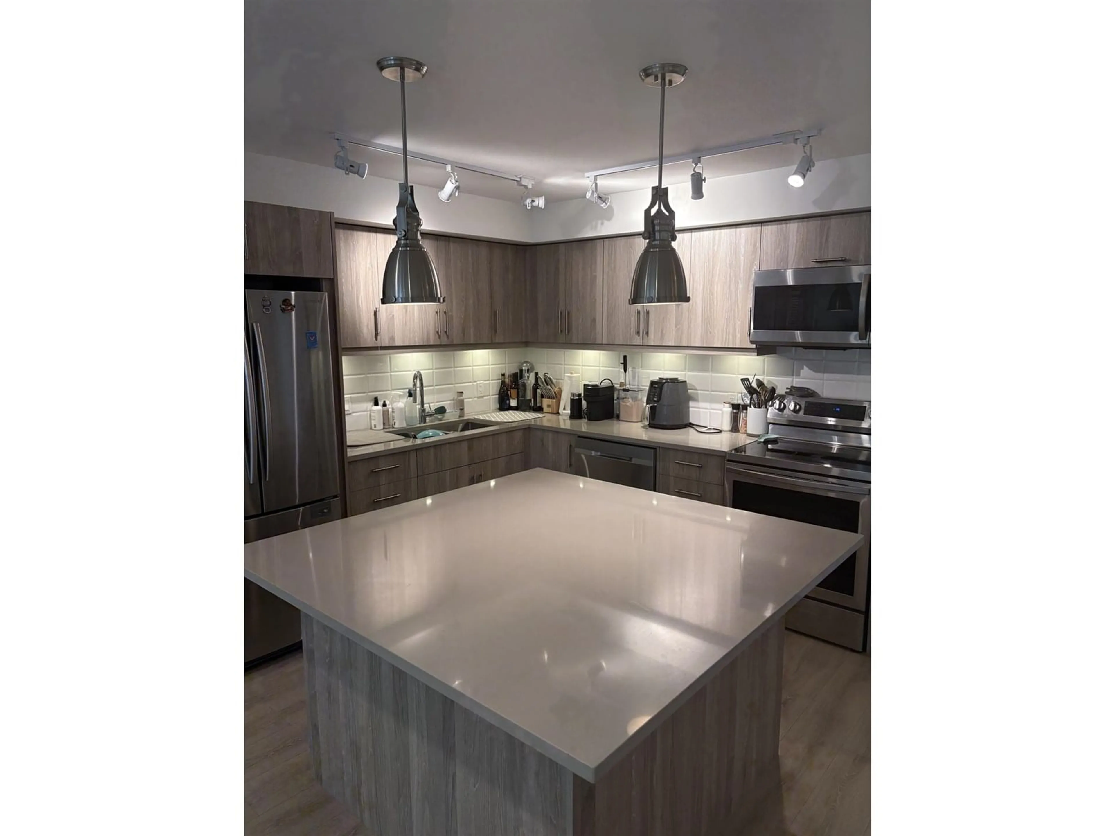 Contemporary kitchen, unknown for 268 - 27358 32, Langley British Columbia V4W3M5