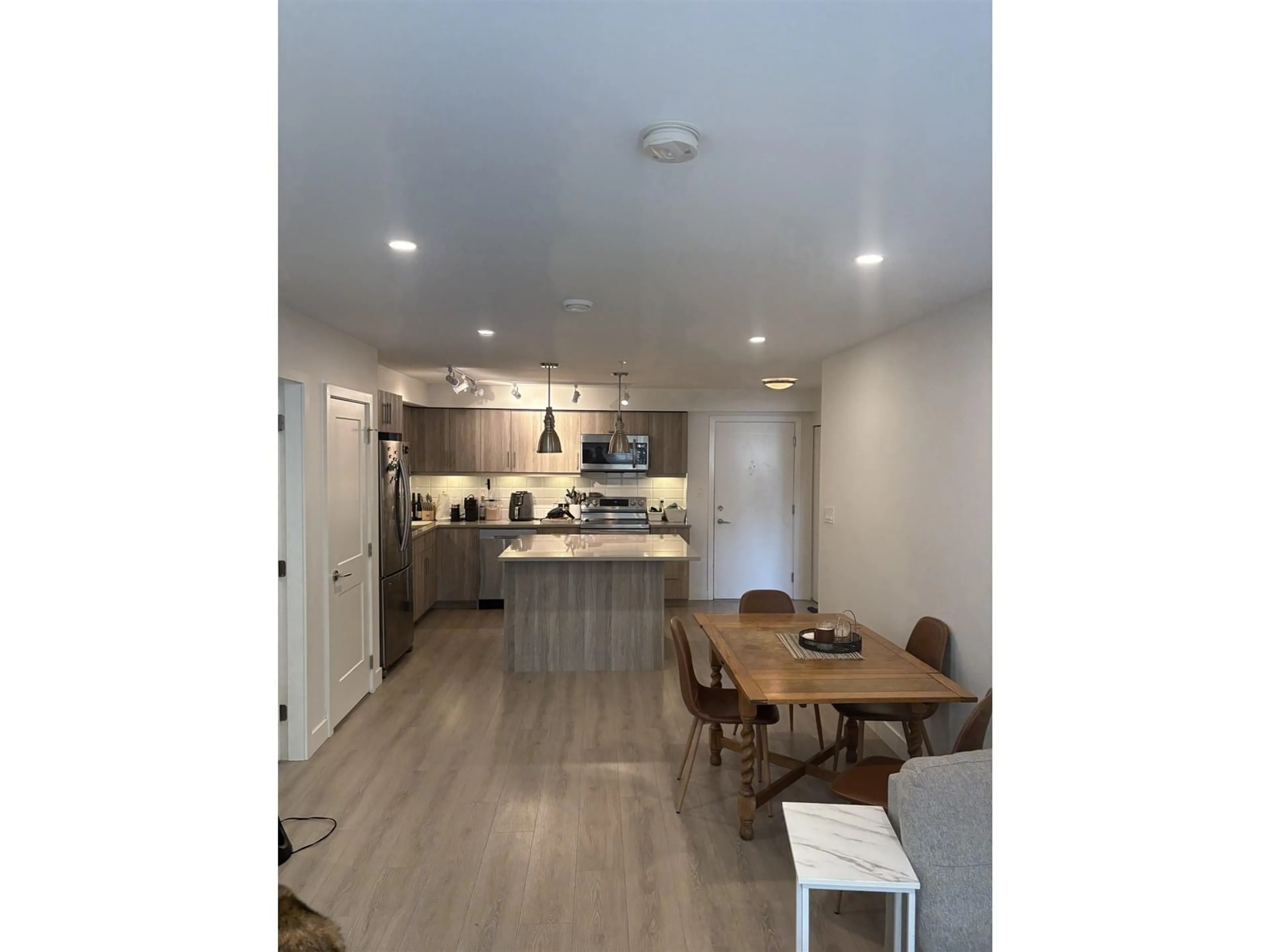 Open concept kitchen, wood/laminate floor for 268 - 27358 32, Langley British Columbia V4W3M5