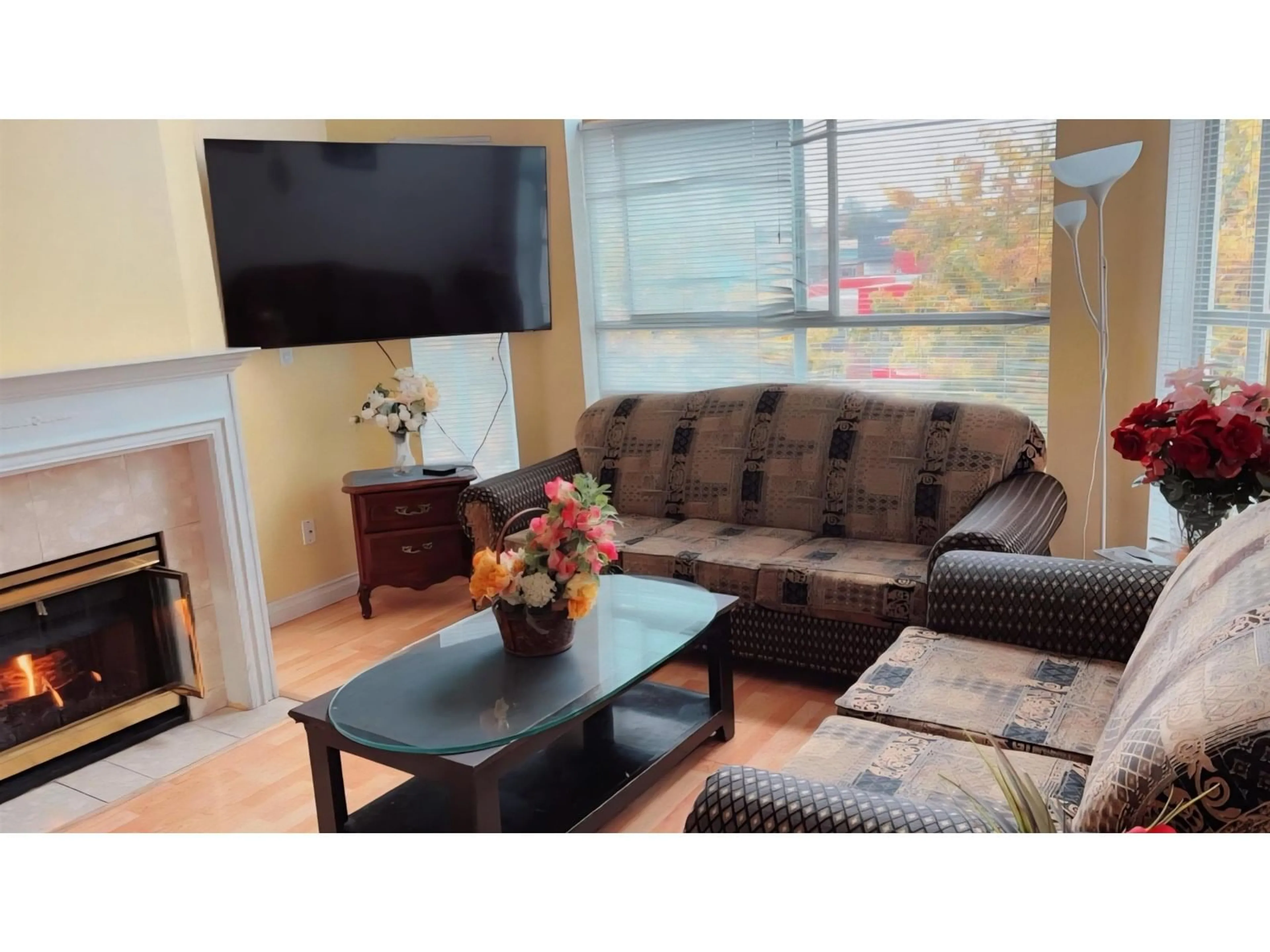 Living room with furniture, wood/laminate floor for 309 - 7171 121, Surrey British Columbia V3W1G9