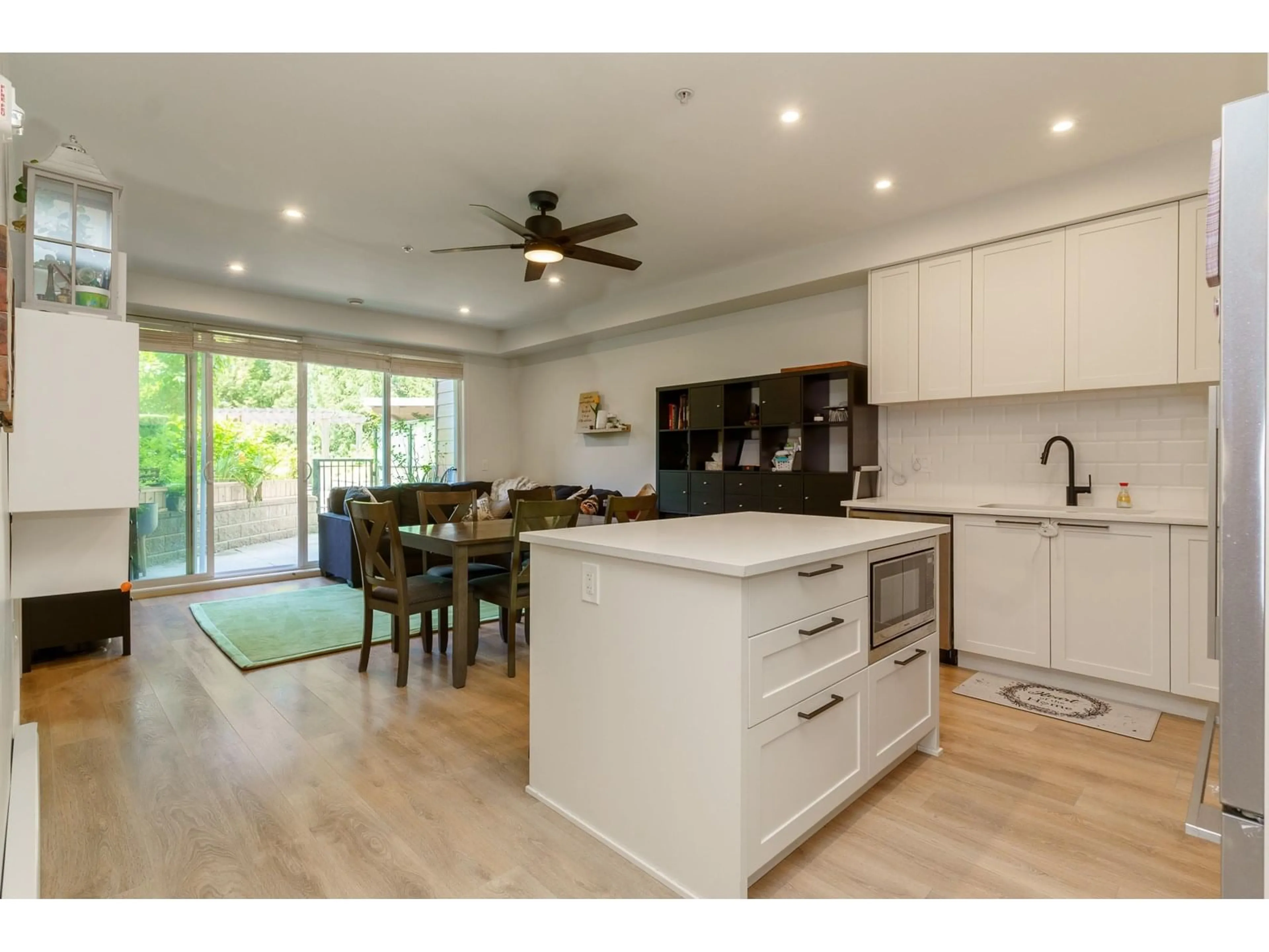 Open concept kitchen, wood/laminate floor for 119 - 5415 BRYDON, Langley British Columbia V3A0N4