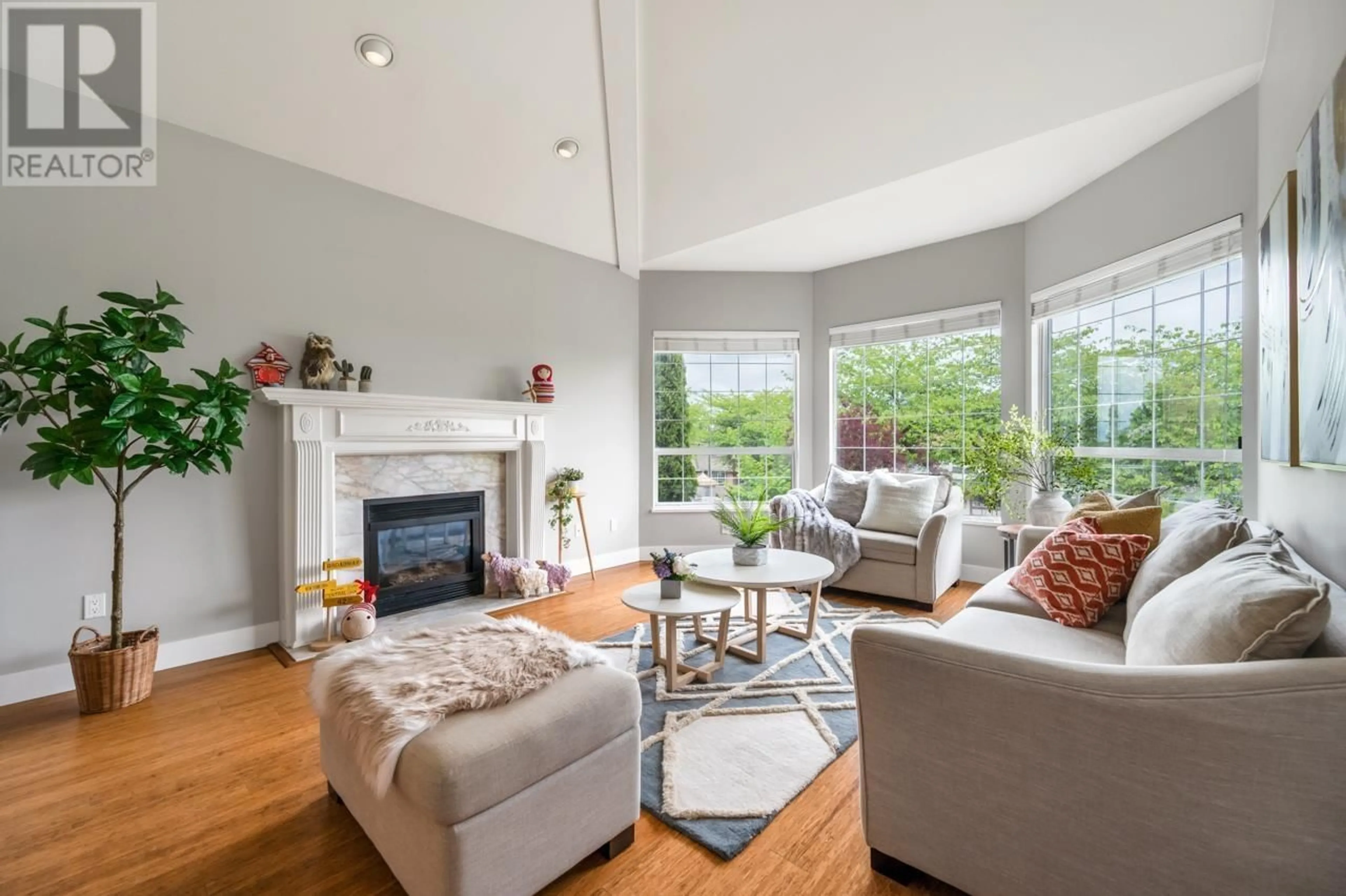 Living room with furniture, unknown for 9116 BRIAR ROAD, Burnaby British Columbia V3N4W8