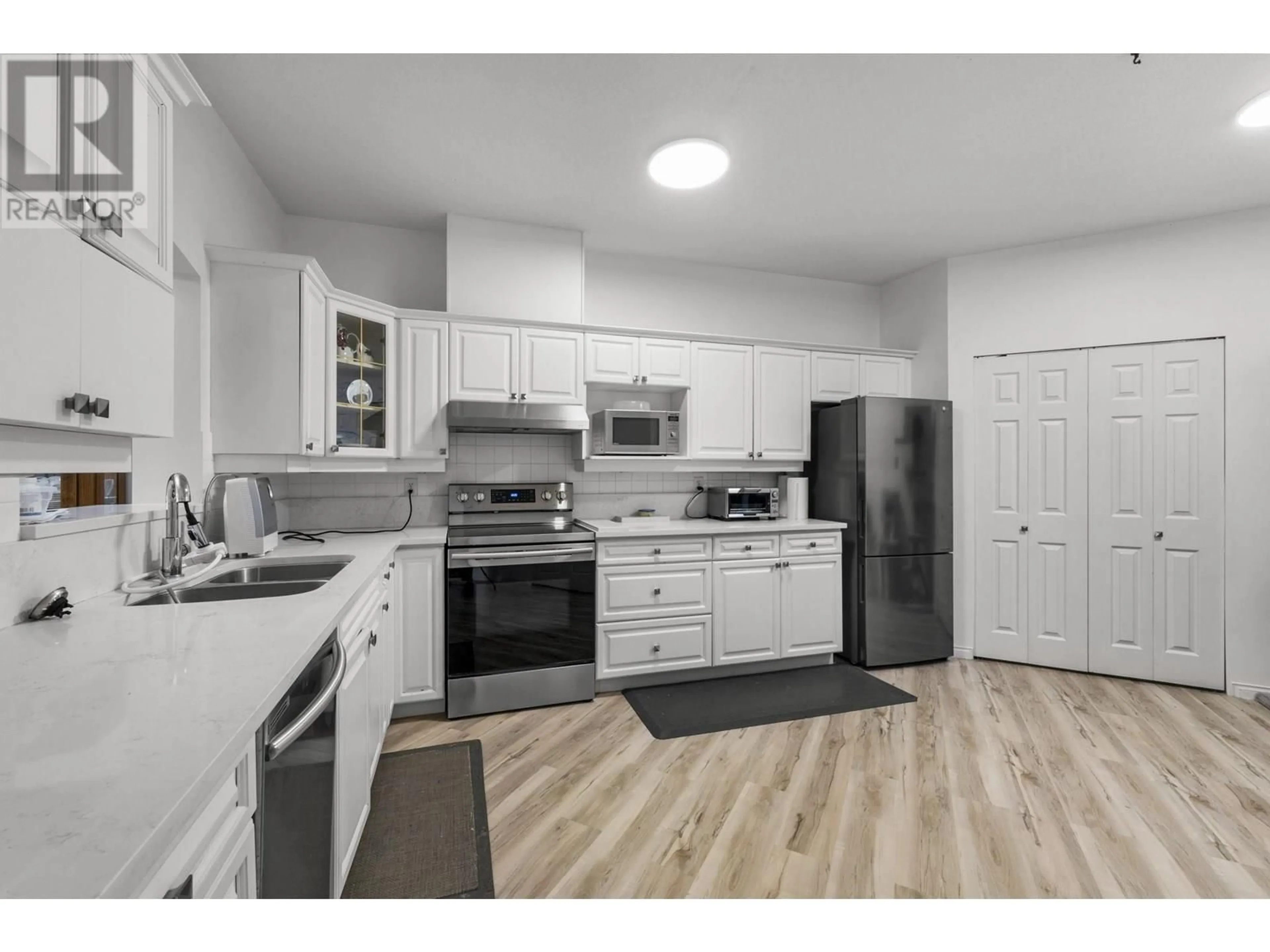 Standard kitchen, unknown for 121 - 3098 GUILDFORD WAY, Coquitlam British Columbia V3B7W8