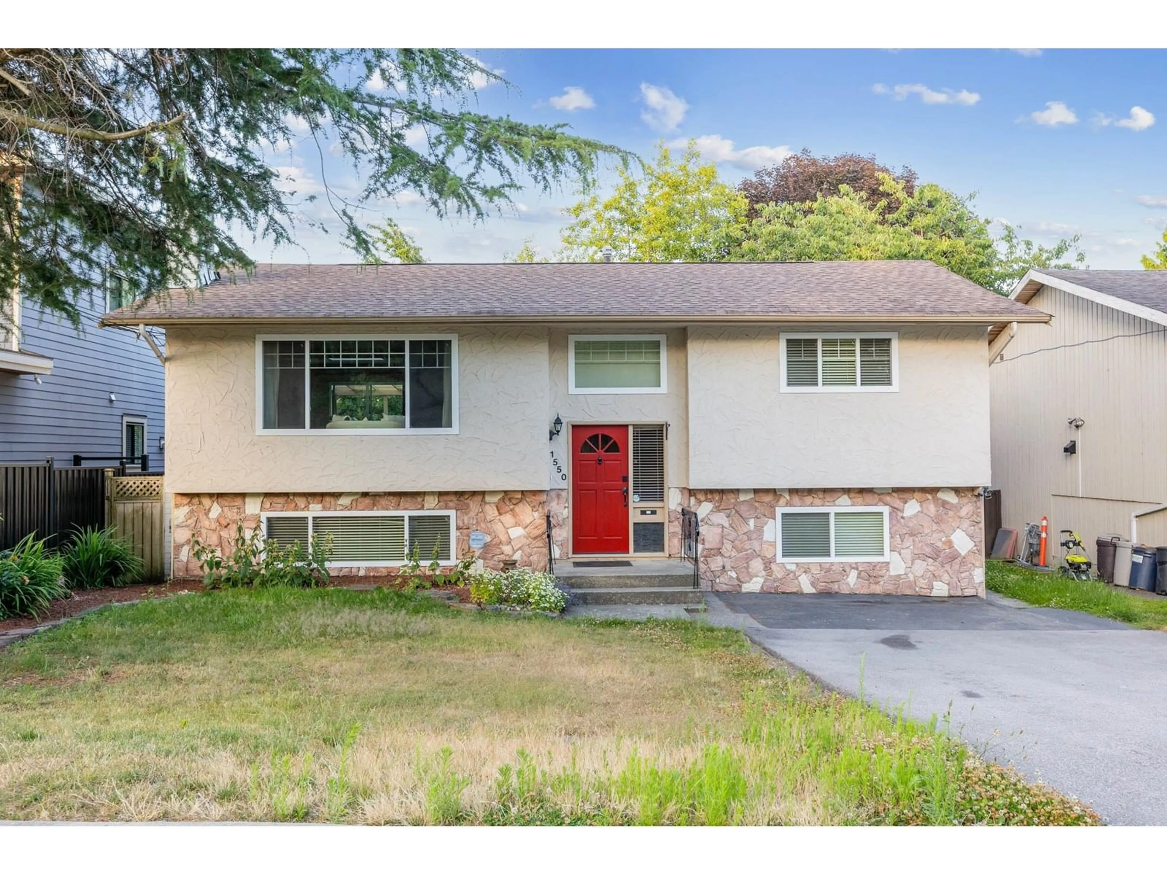 Home with vinyl exterior material, street for 1550 KENT, White Rock British Columbia V4B4V2