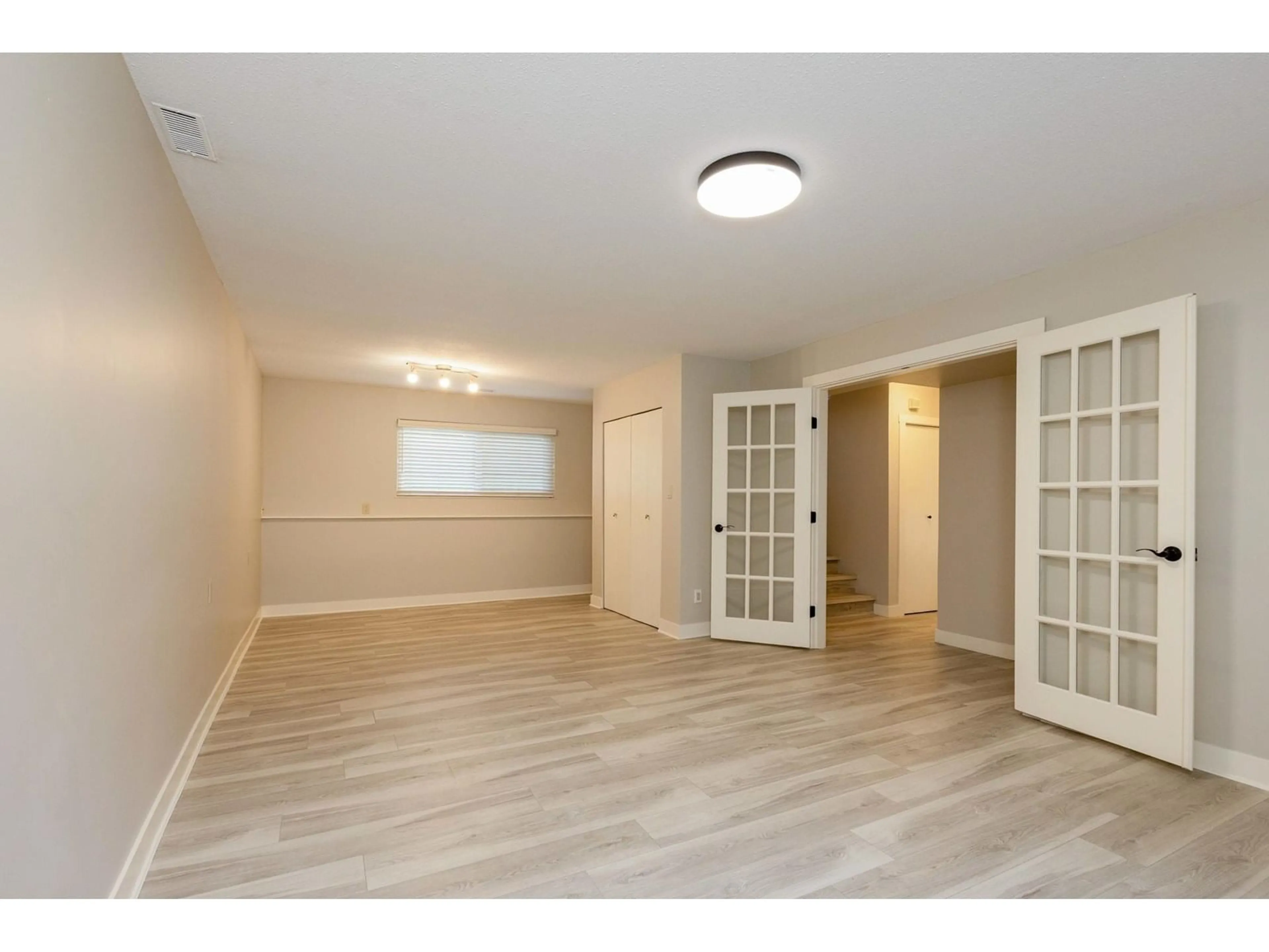 A pic of a room for 1550 KENT, White Rock British Columbia V4B4V2