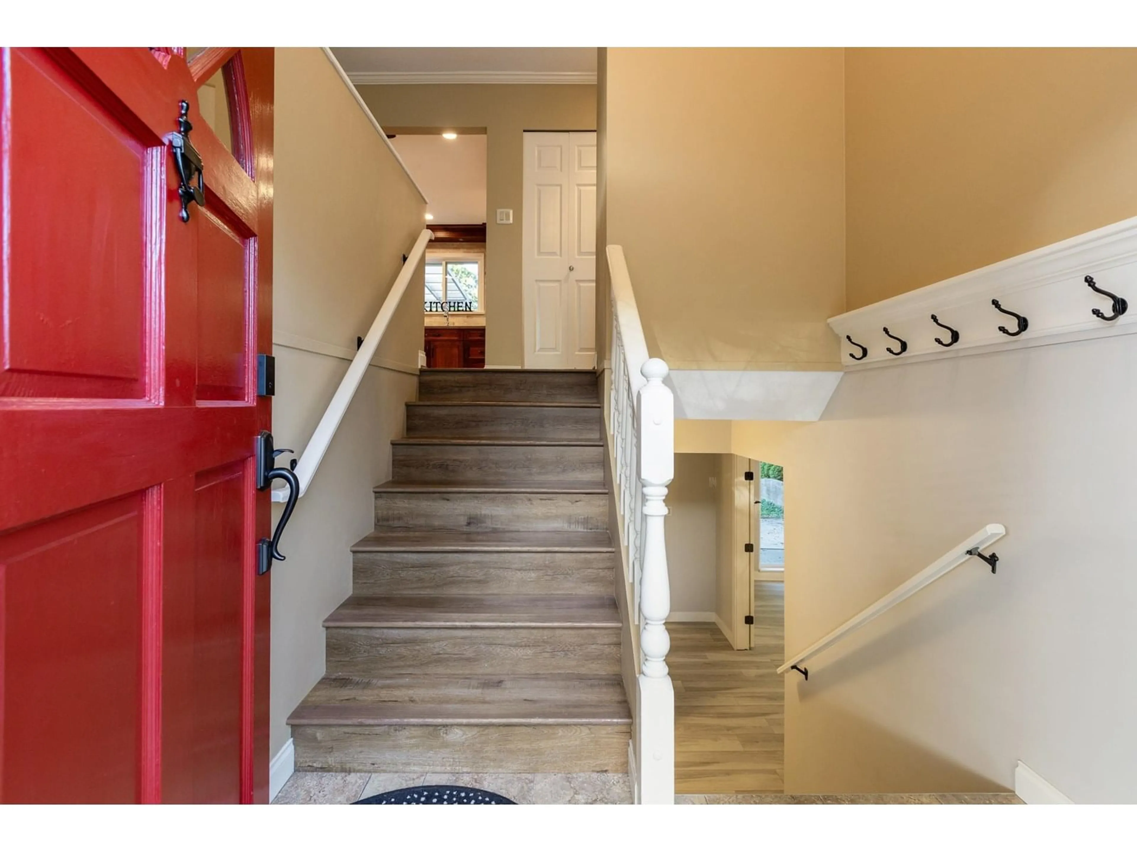 Indoor entryway for 1550 KENT, White Rock British Columbia V4B4V2