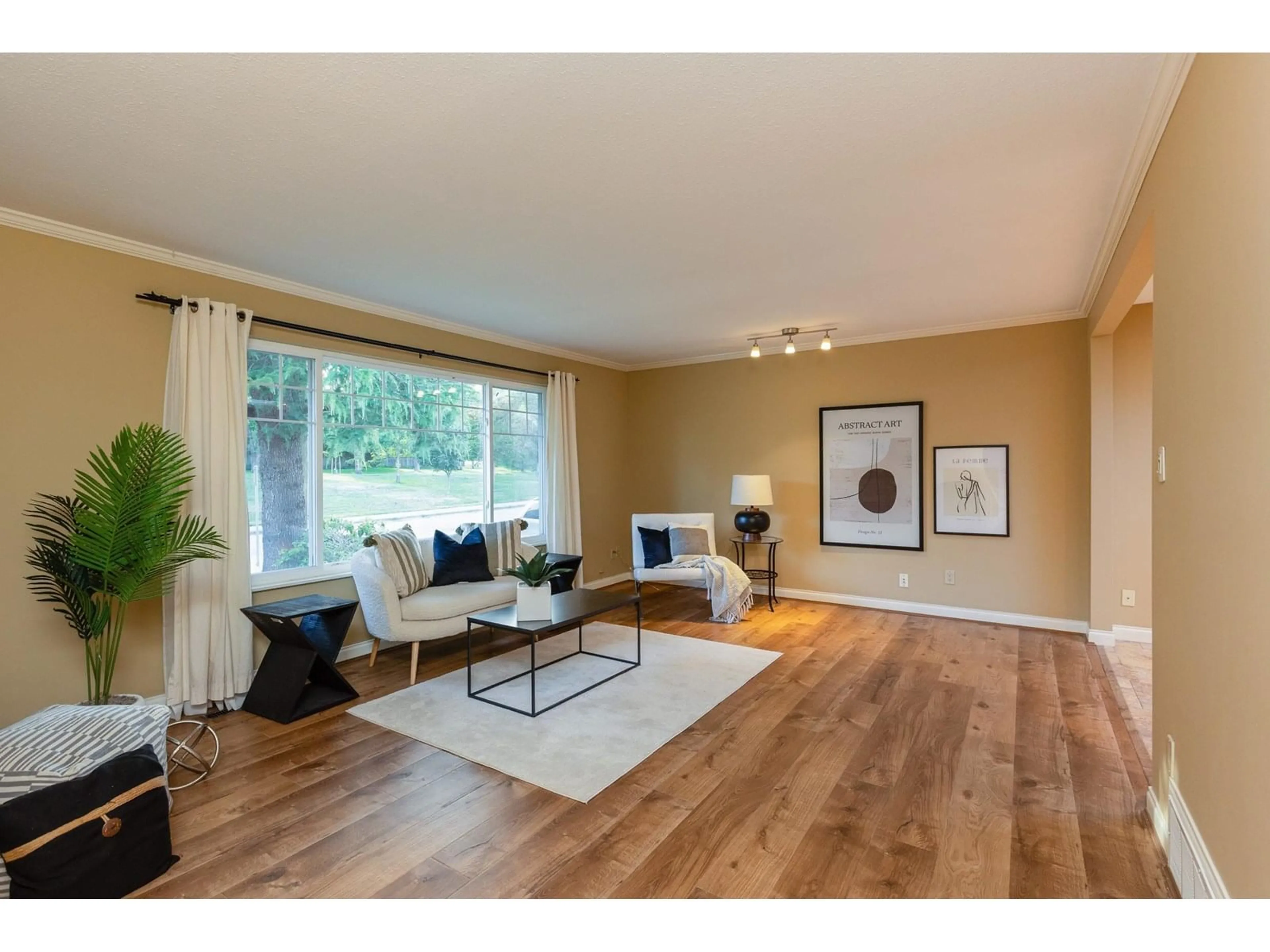 Living room with furniture, wood/laminate floor for 1550 KENT, White Rock British Columbia V4B4V2