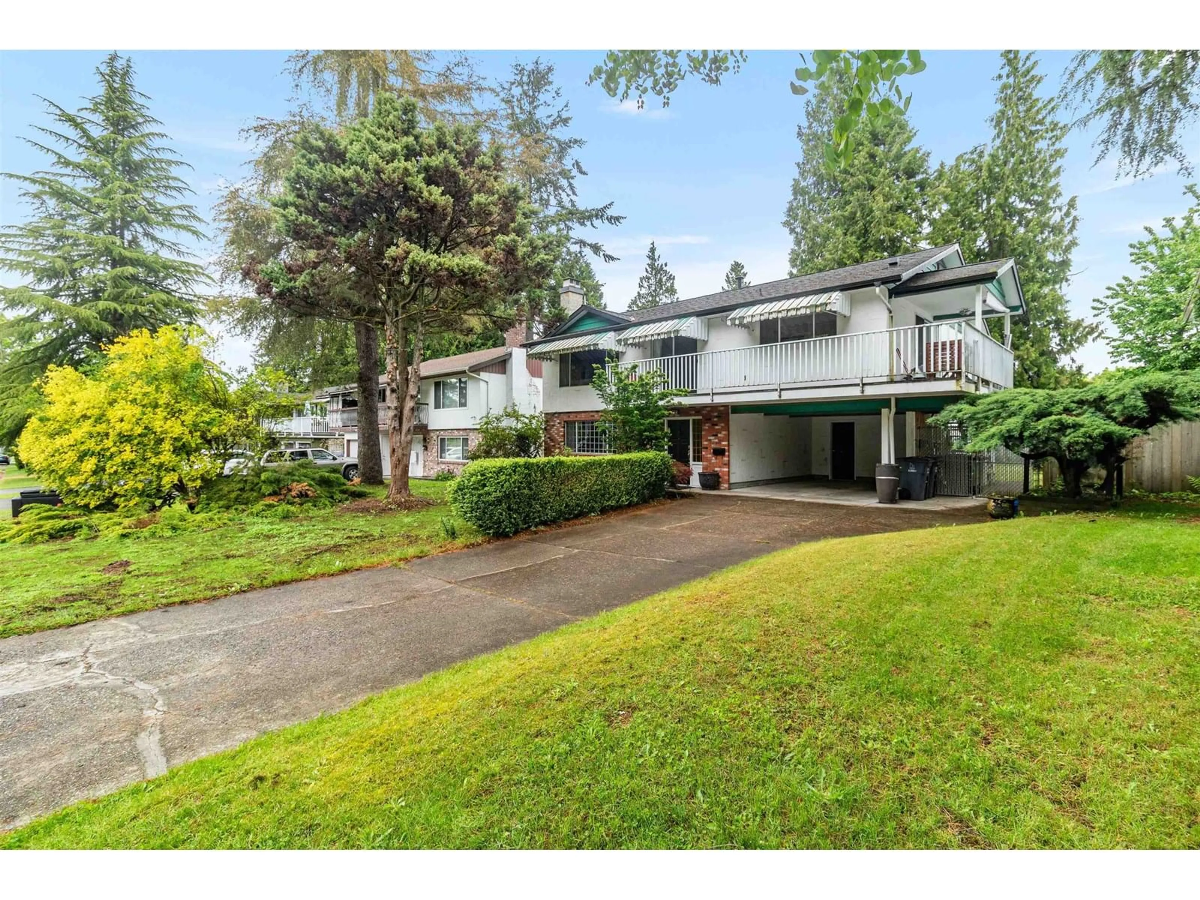 A pic from outside/outdoor area/front of a property/back of a property/a pic from drone, street for 10232 142A, Surrey British Columbia V3T4Z7