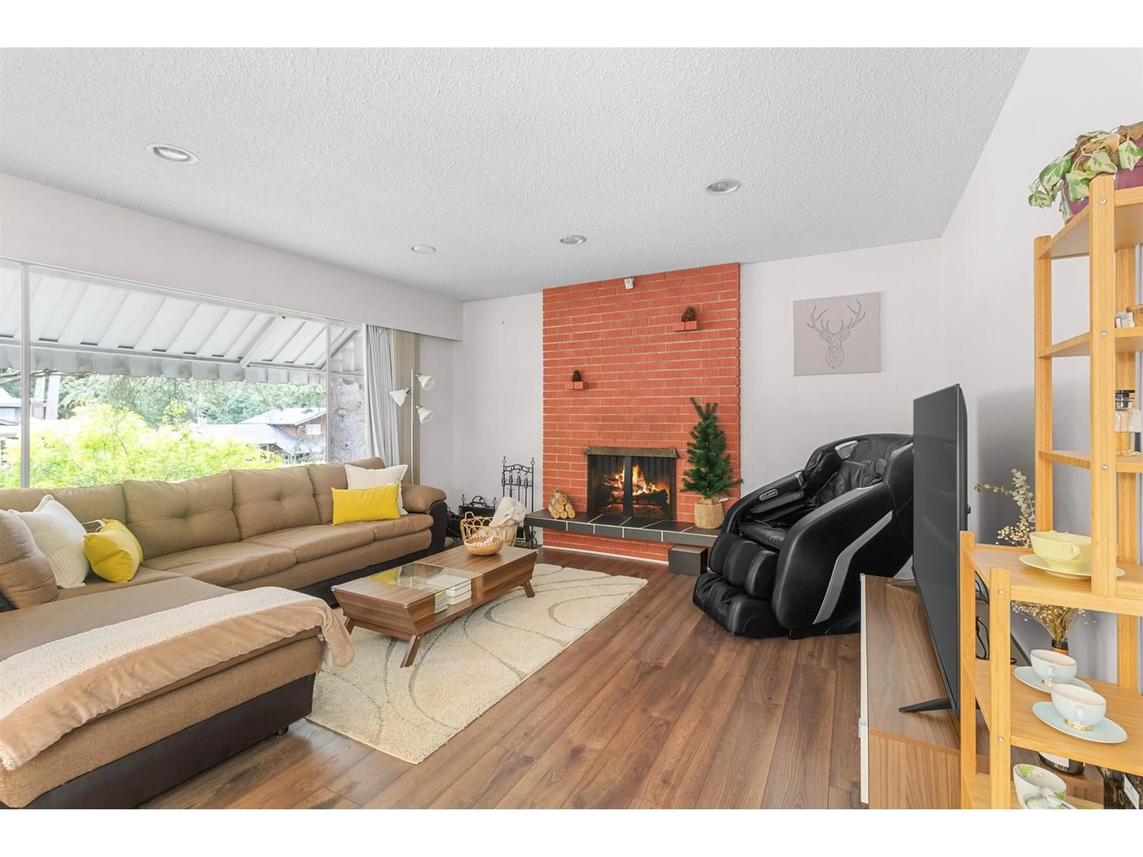 Living room with furniture, wood/laminate floor for 10232 142A, Surrey British Columbia V3T4Z7