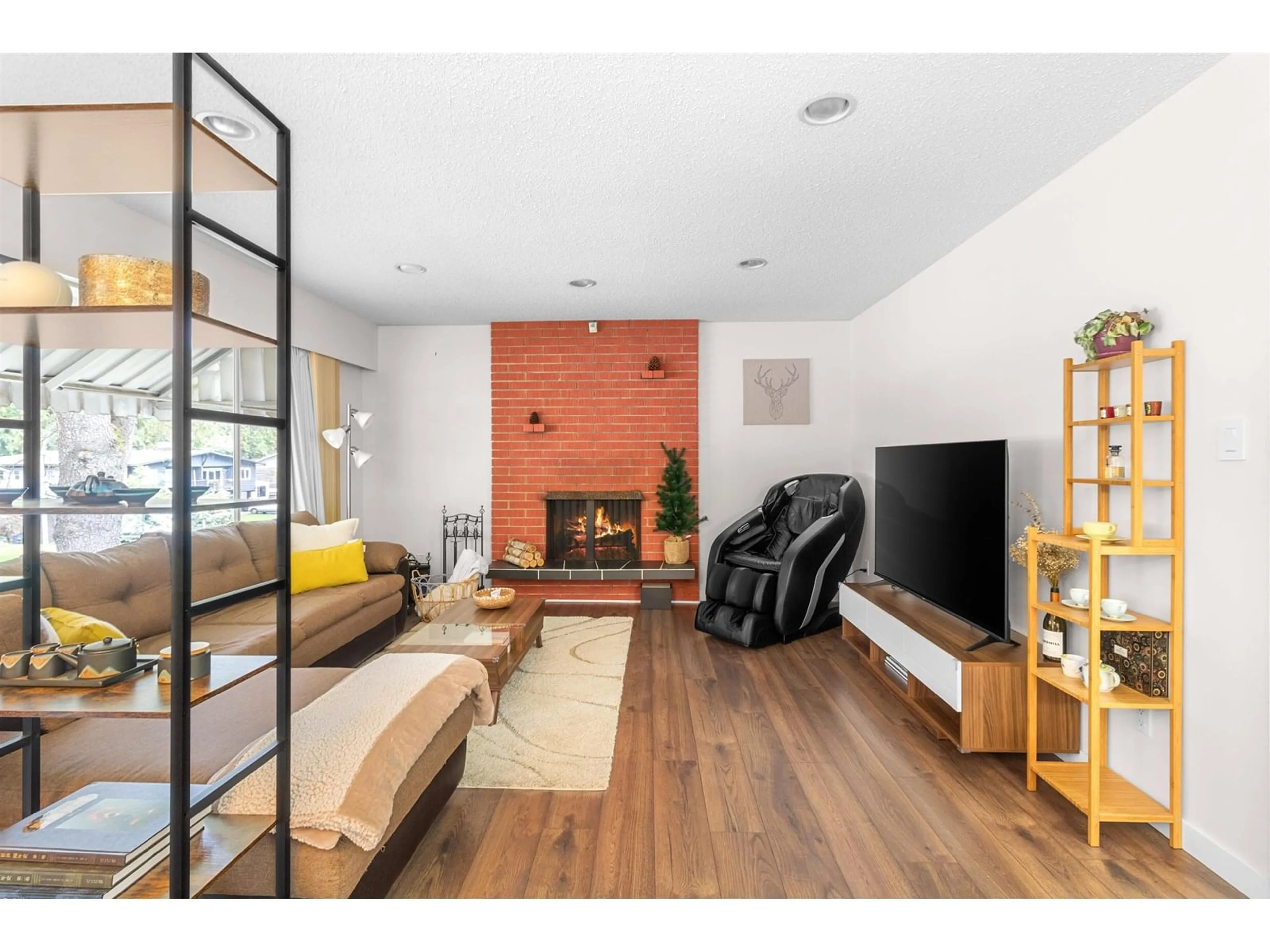 Living room with furniture, wood/laminate floor for 10232 142A, Surrey British Columbia V3T4Z7