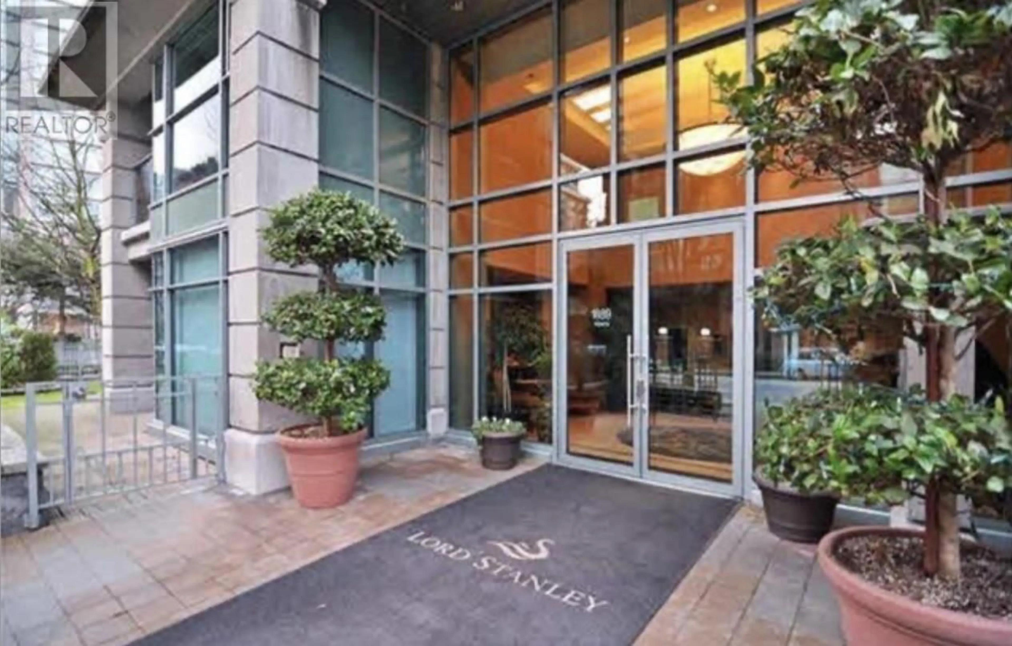 Indoor foyer for 207 - 1889 ALBERNI STREET, Vancouver British Columbia V6G3G7