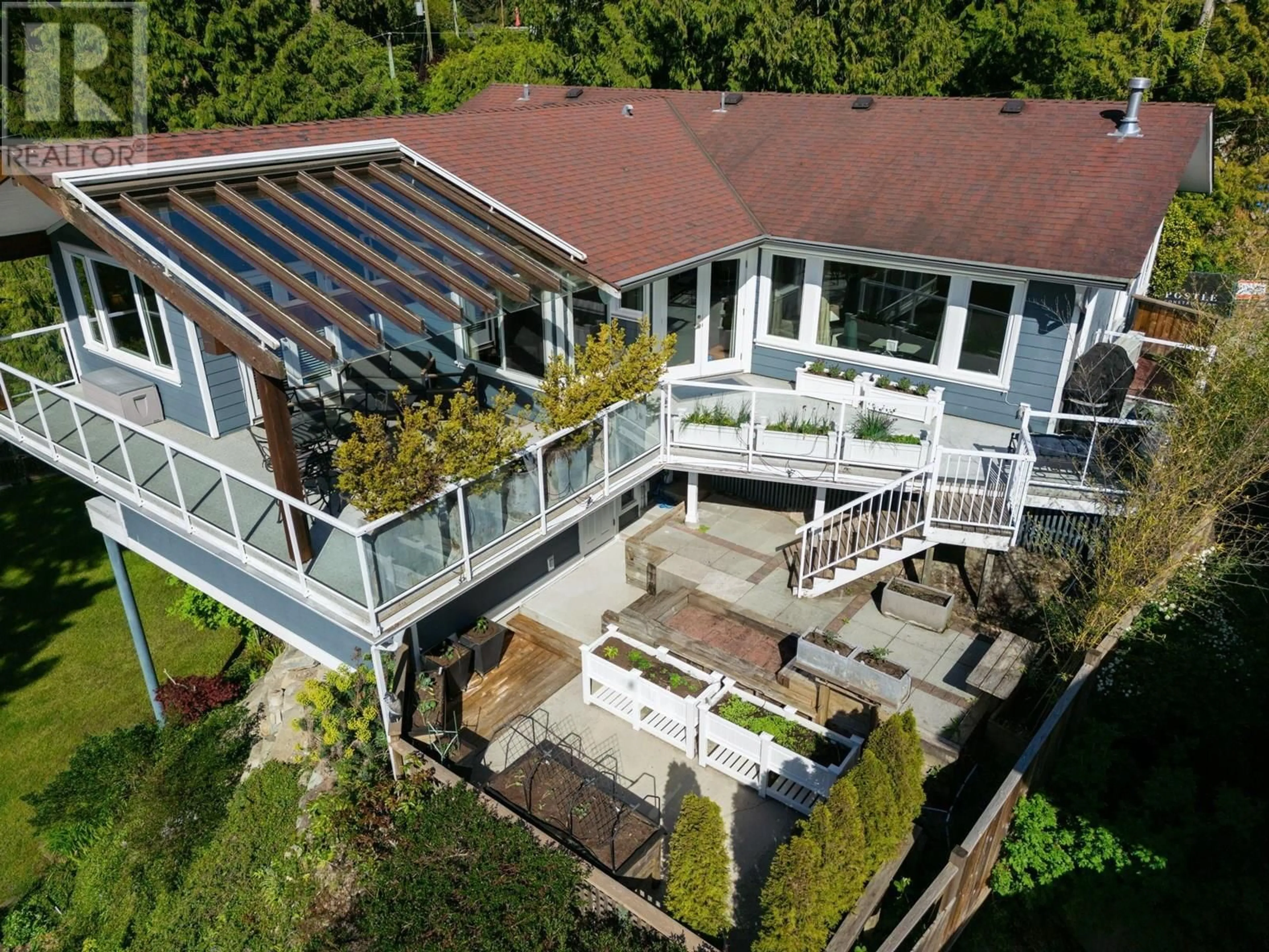 A pic from outside/outdoor area/front of a property/back of a property/a pic from drone, building for 5755 TELEGRAPH TRAIL, West Vancouver British Columbia V7W1R3