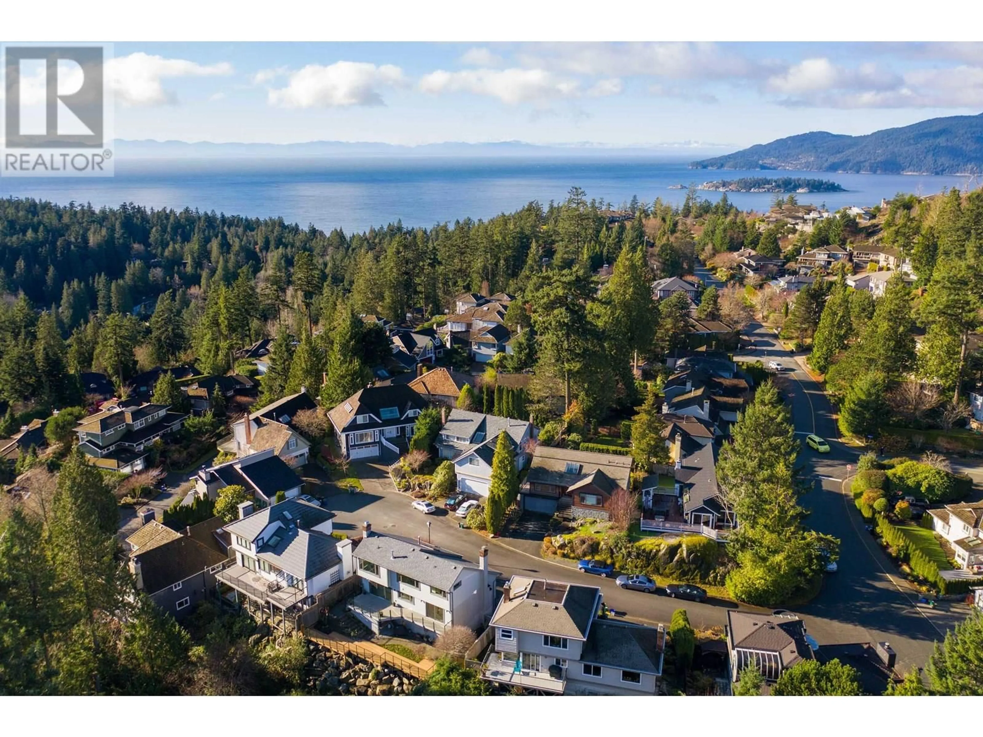 A pic from outside/outdoor area/front of a property/back of a property/a pic from drone, unknown for 4786 MEADFEILD COURT, West Vancouver British Columbia V7W2Y3