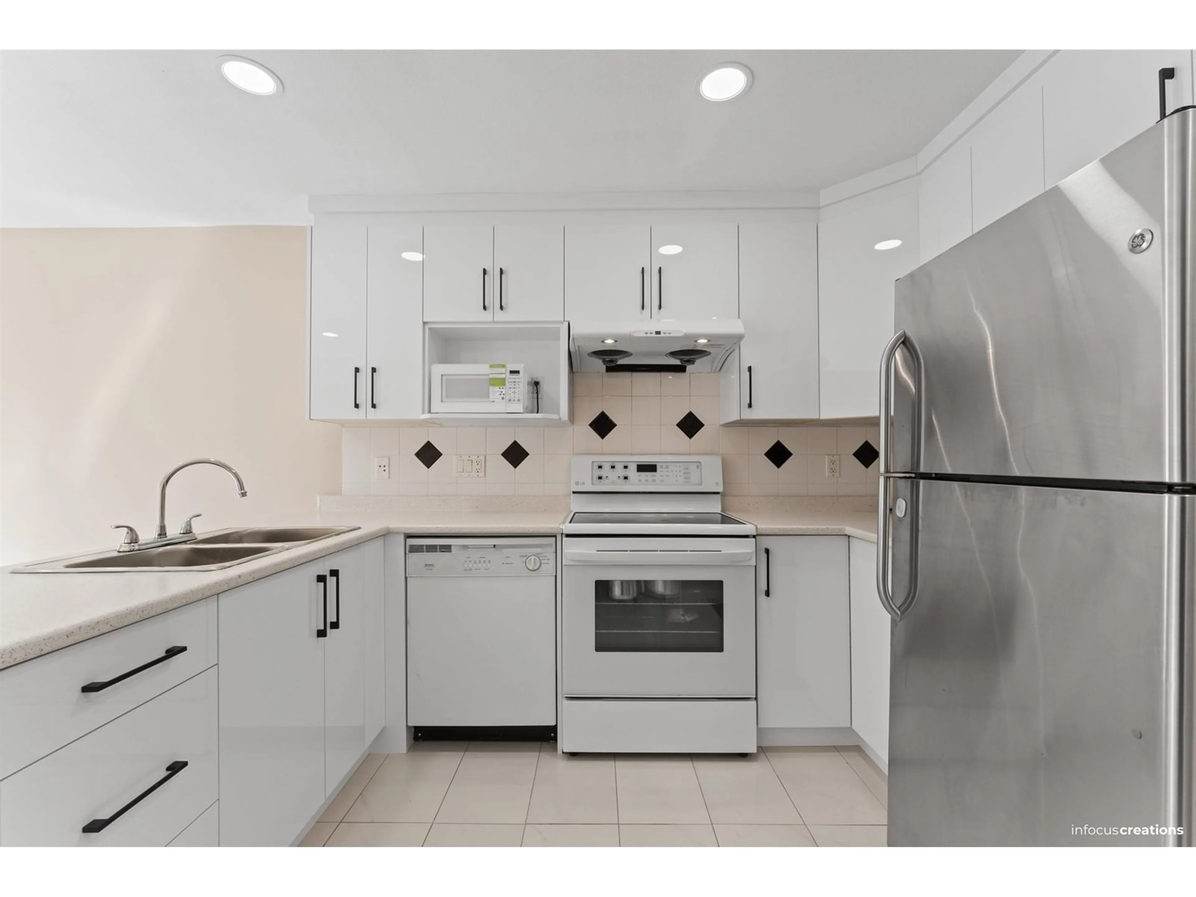 Standard kitchen, ceramic/tile floor for 66 - 12110 75A, Surrey British Columbia V3W1M1