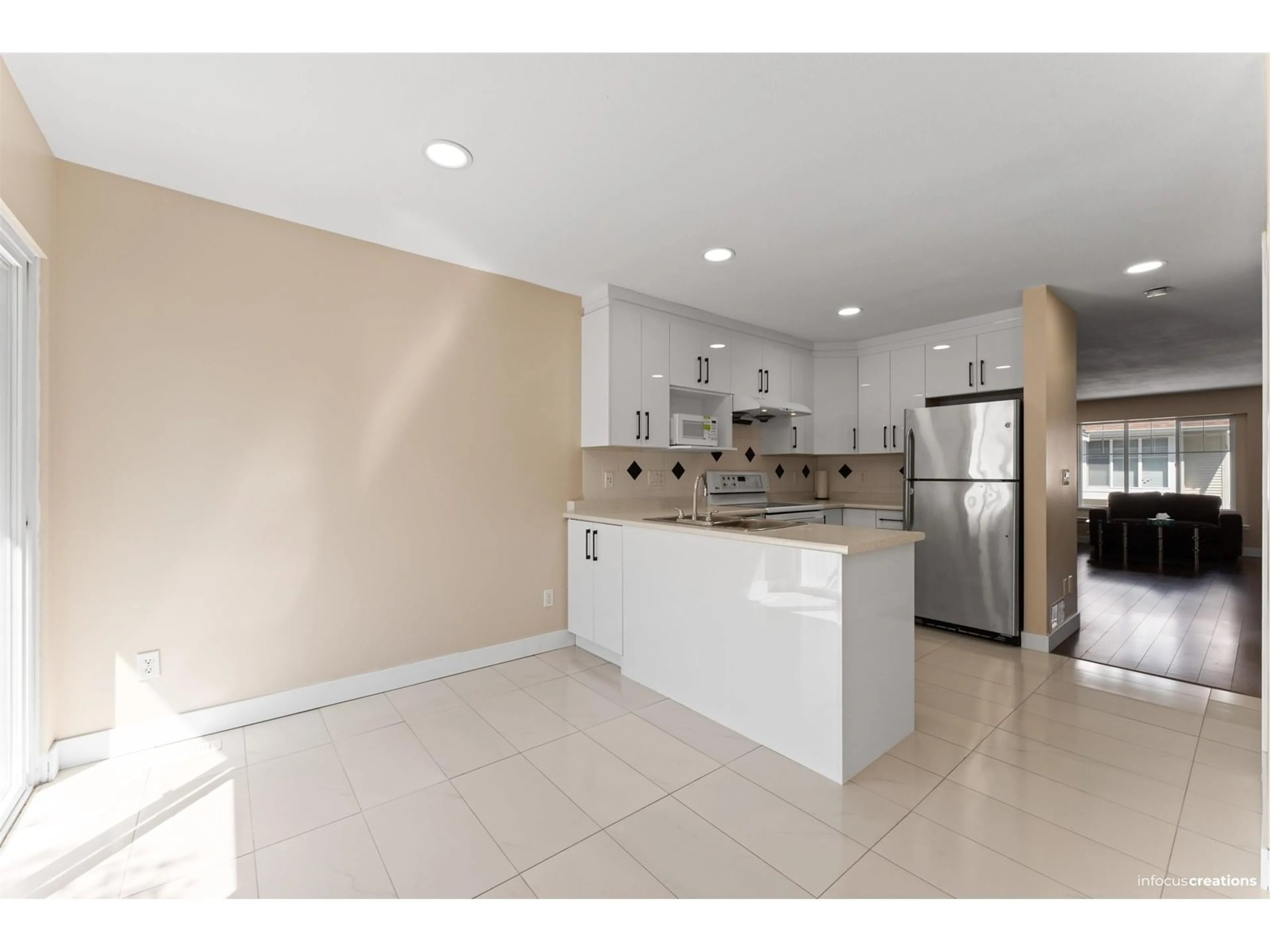 Open concept kitchen, ceramic/tile floor for 66 - 12110 75A, Surrey British Columbia V3W1M1