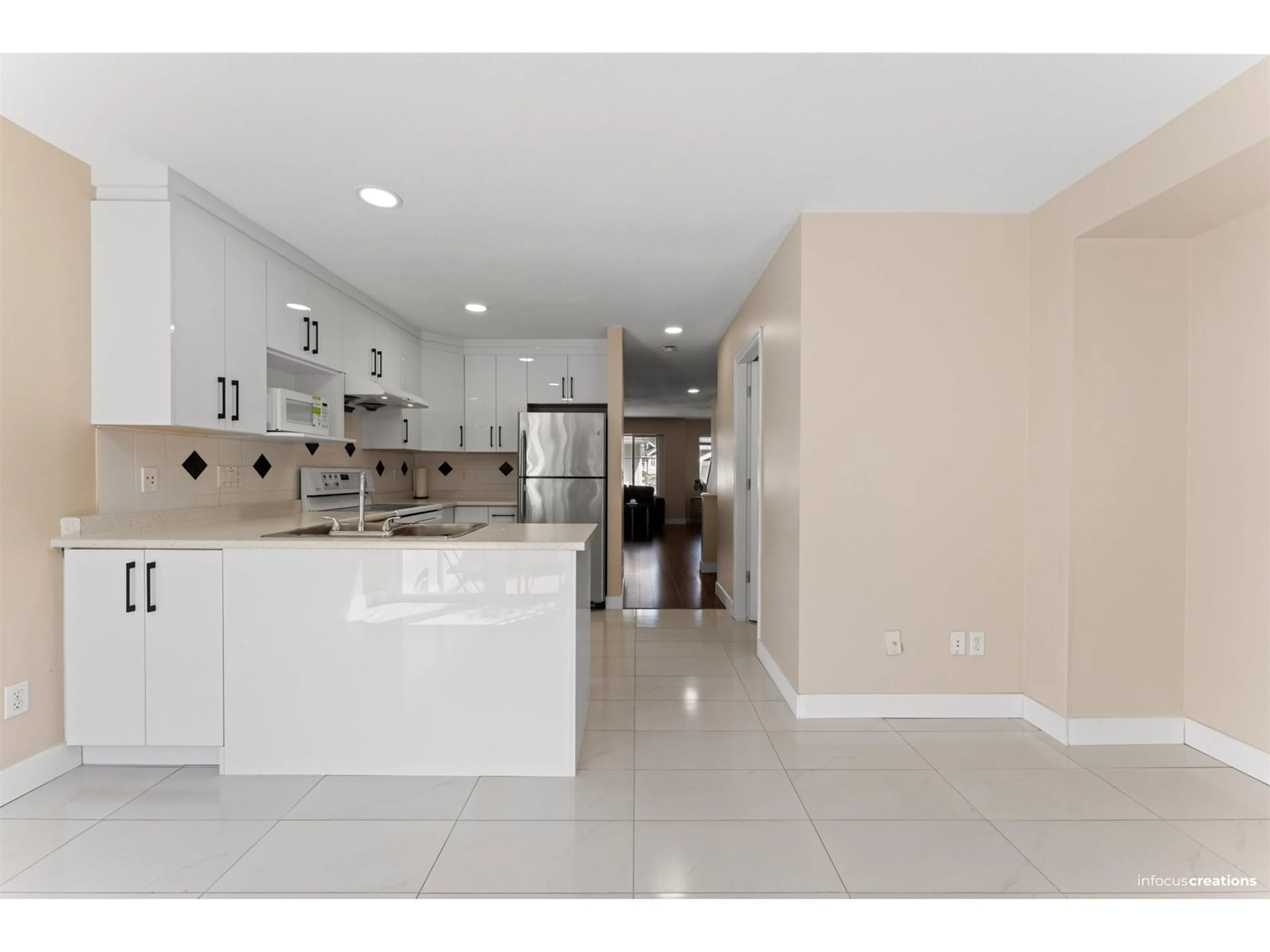 Open concept kitchen, ceramic/tile floor for 66 - 12110 75A, Surrey British Columbia V3W1M1