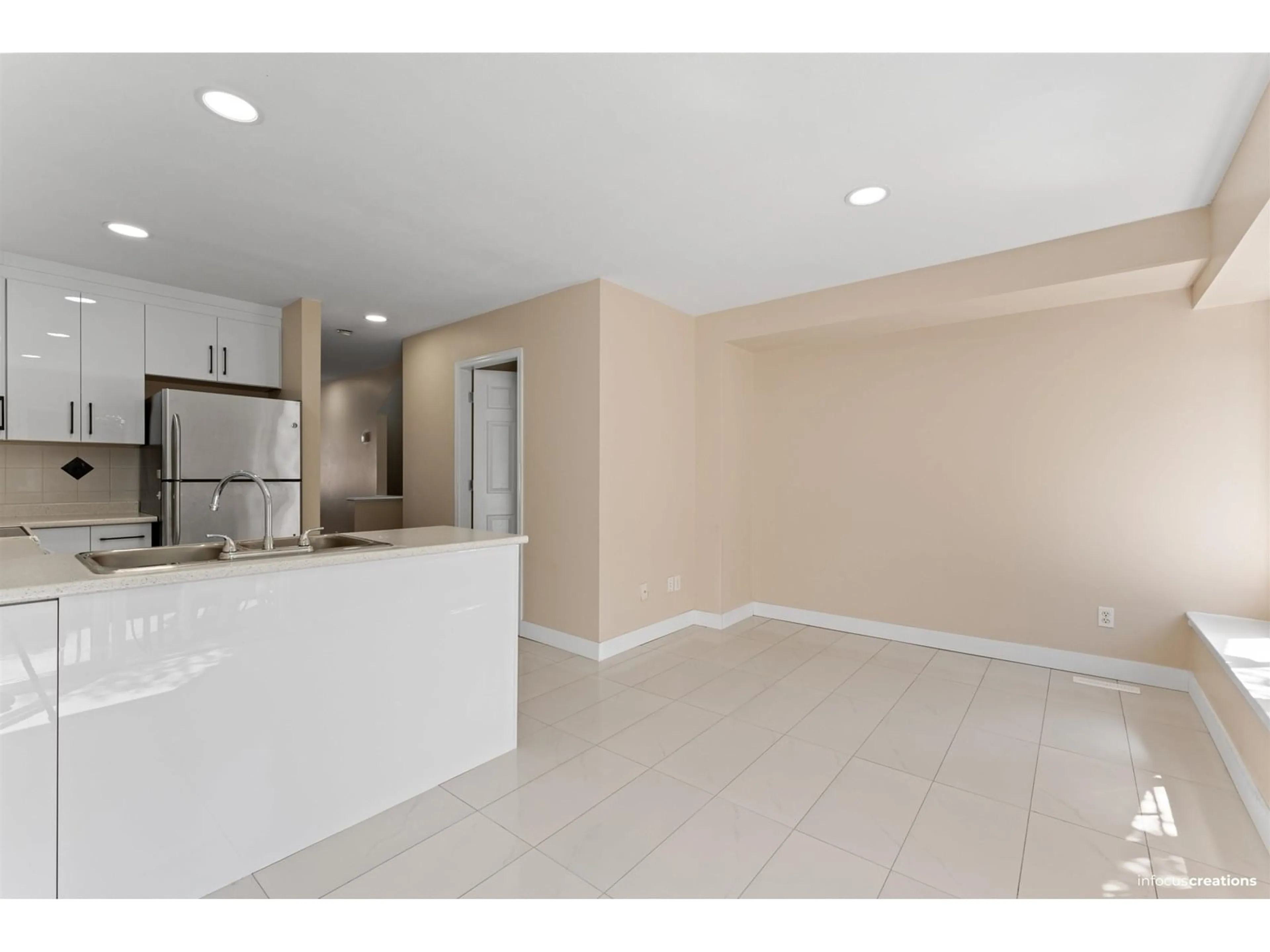 Open concept kitchen, ceramic/tile floor for 66 - 12110 75A, Surrey British Columbia V3W1M1