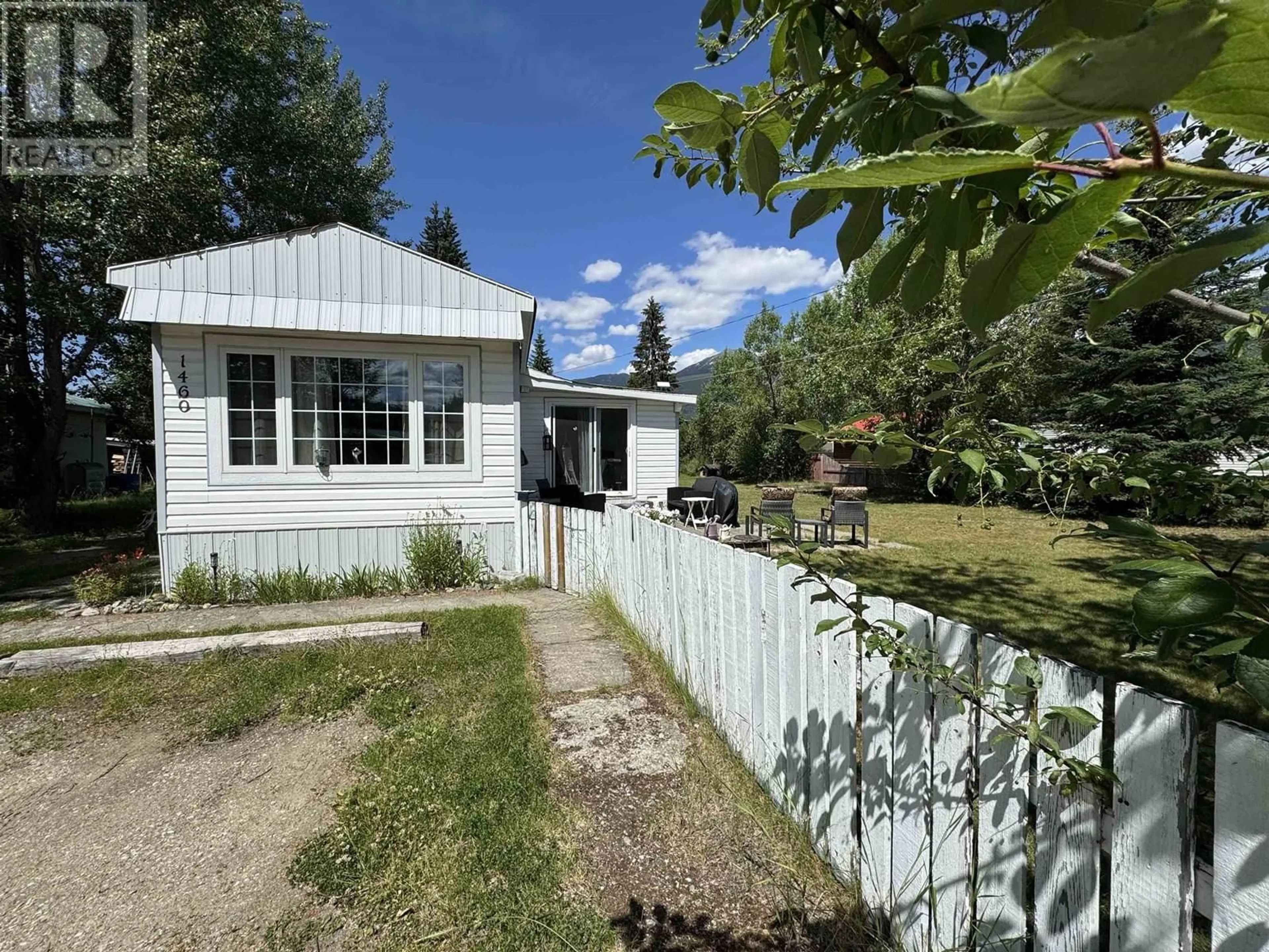 A pic from outside/outdoor area/front of a property/back of a property/a pic from drone, unknown for 1460 7TH AVENUE, Valemount British Columbia V0E2Z0