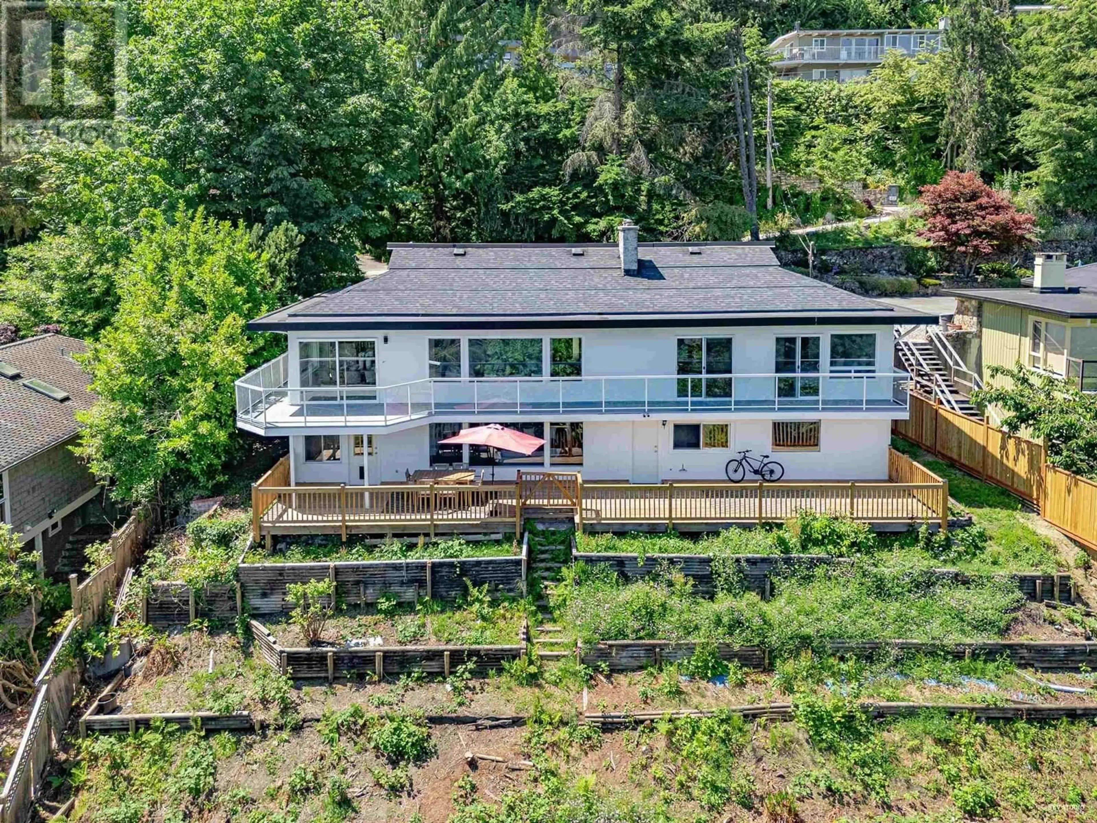 A pic from outside/outdoor area/front of a property/back of a property/a pic from drone, water/lake/river/ocean view for 818 YOUNETTE DRIVE, West Vancouver British Columbia V7T1S9