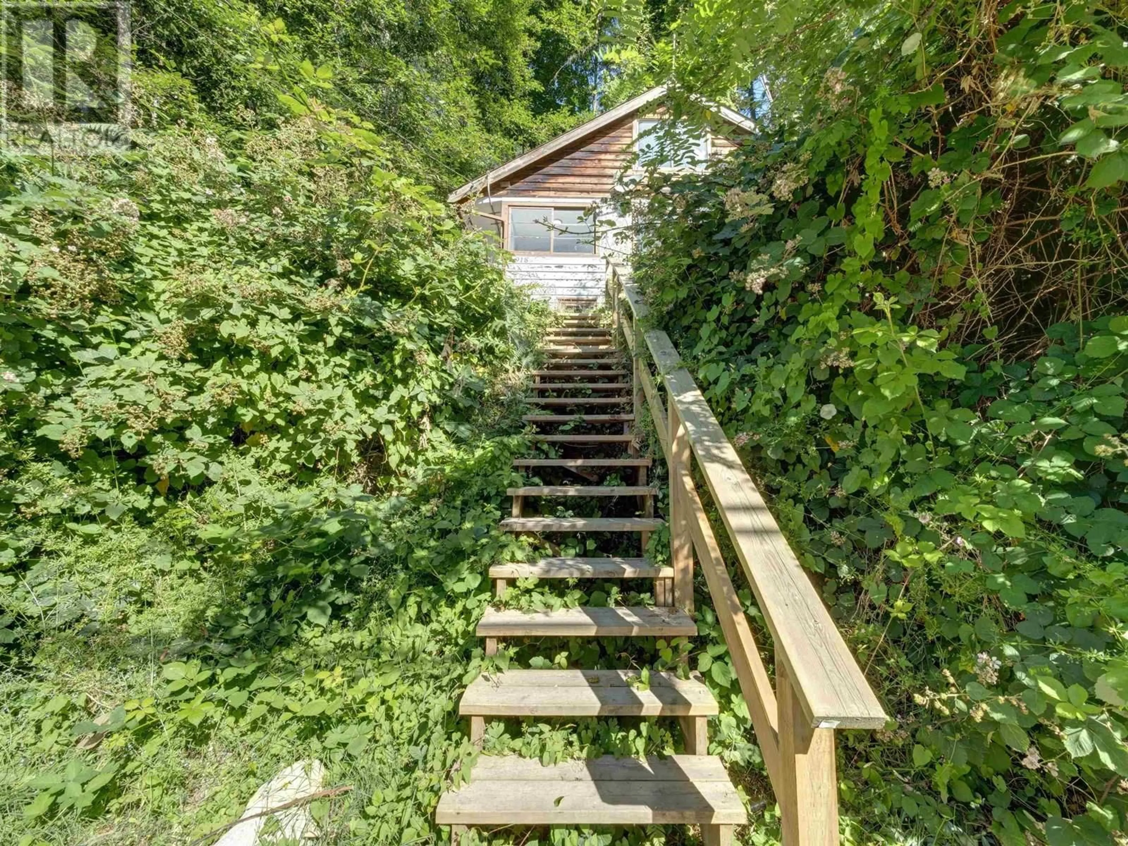 Stairs for 915 MARINE DRIVE, Gibsons British Columbia V0N1V1