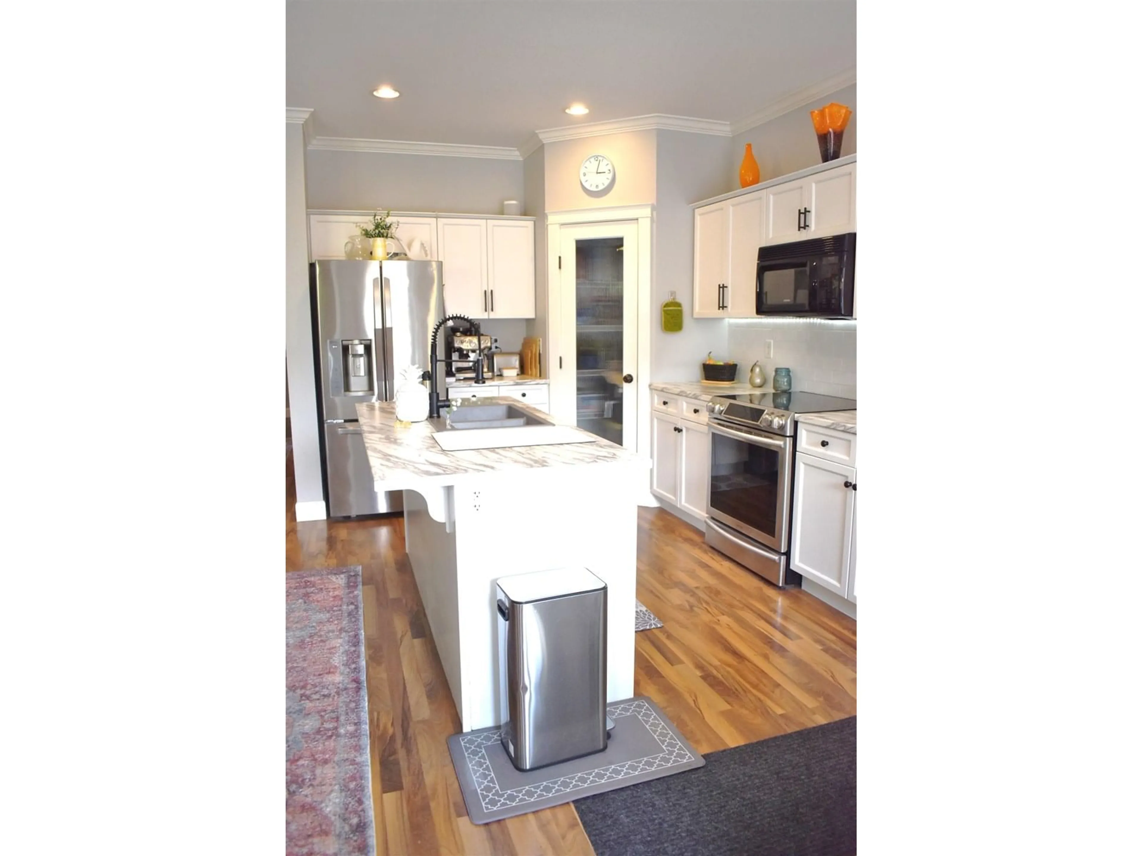 Open concept kitchen, wood/laminate floor for 45796 SAFFLOWER CRESCENT, Chilliwack British Columbia V2R0H6