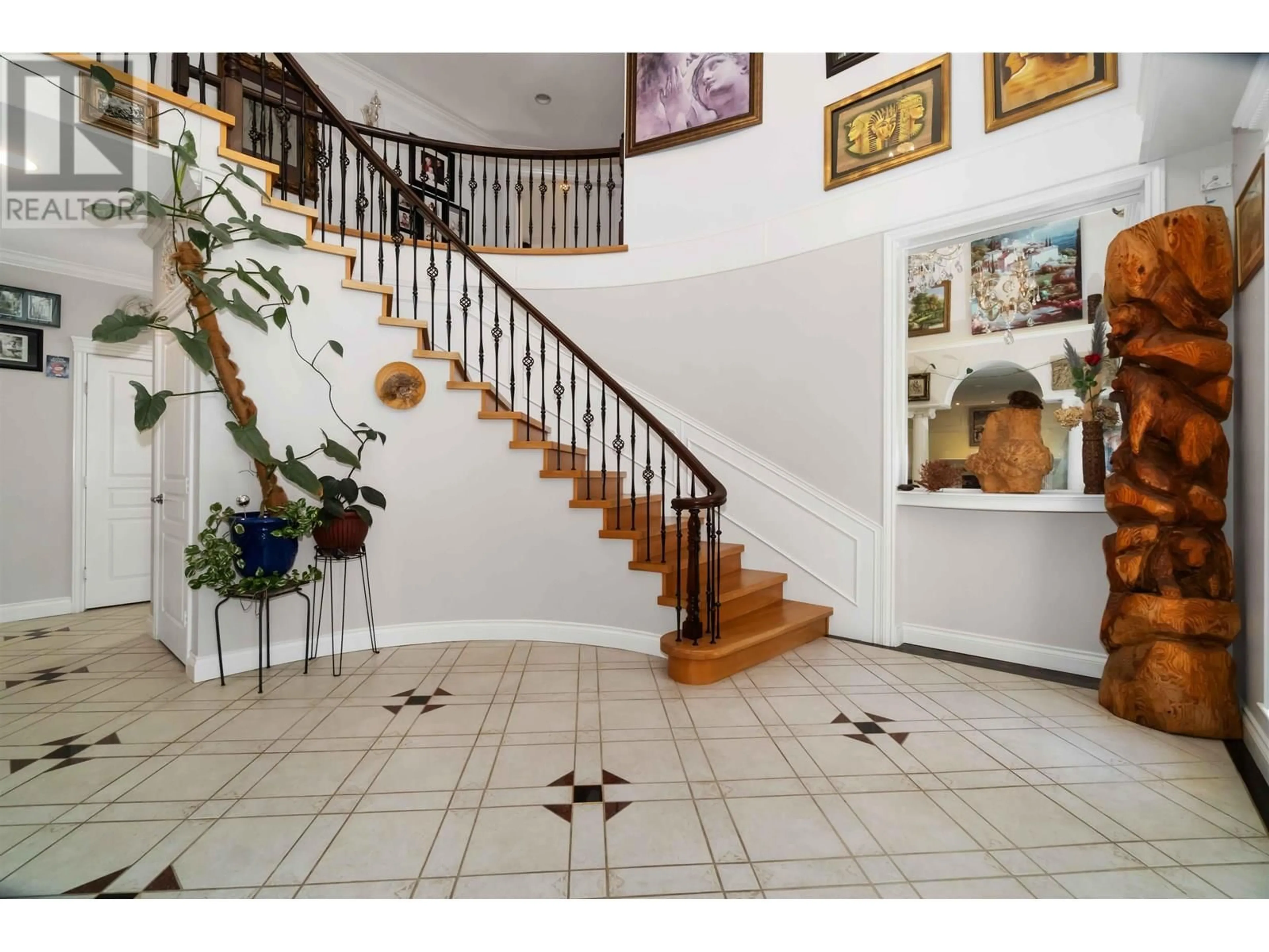 Indoor foyer for 7483 GOVERNMENT ROAD, Burnaby British Columbia V5A2C5