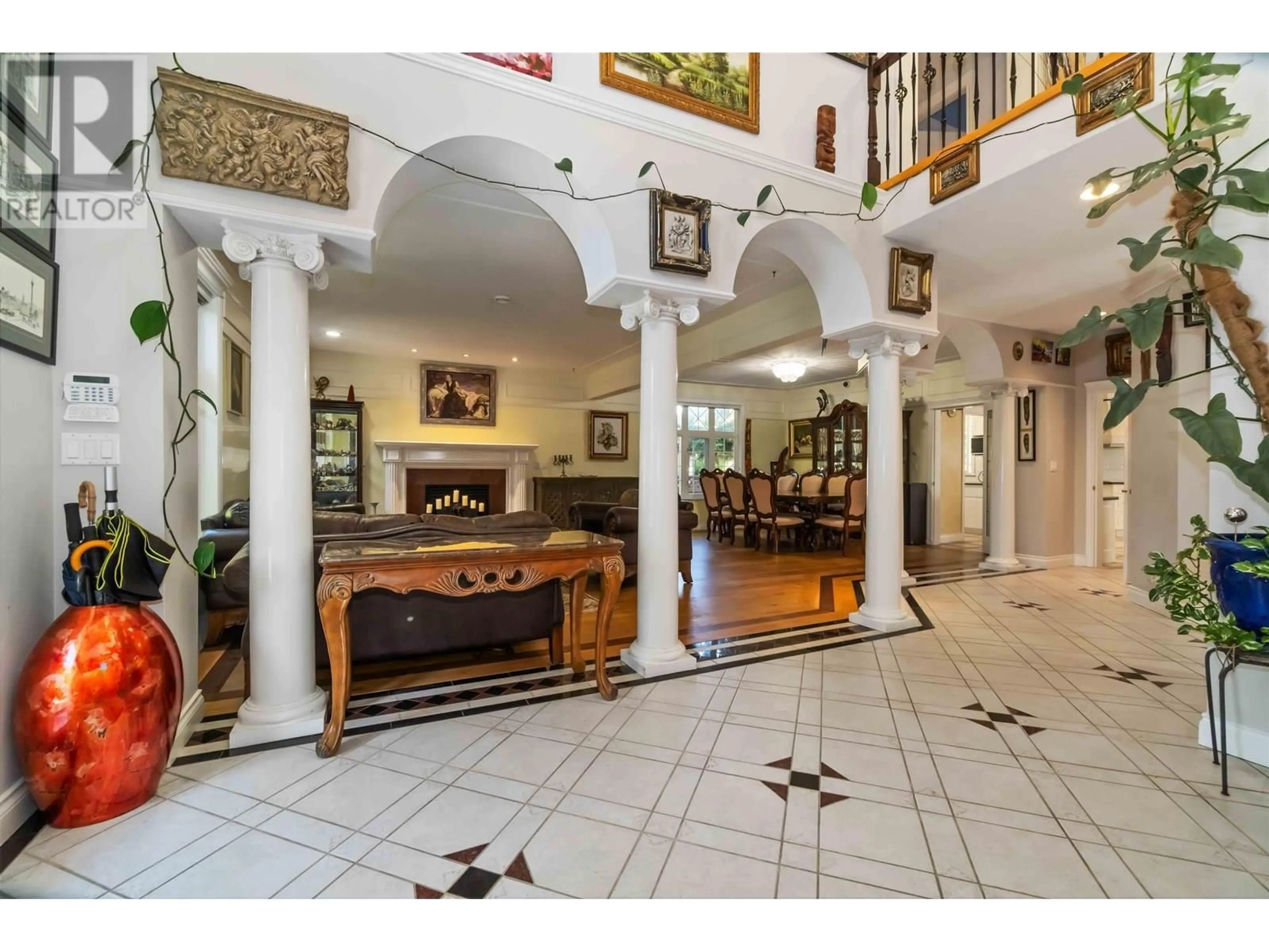 Indoor foyer for 7483 GOVERNMENT ROAD, Burnaby British Columbia V5A2C5