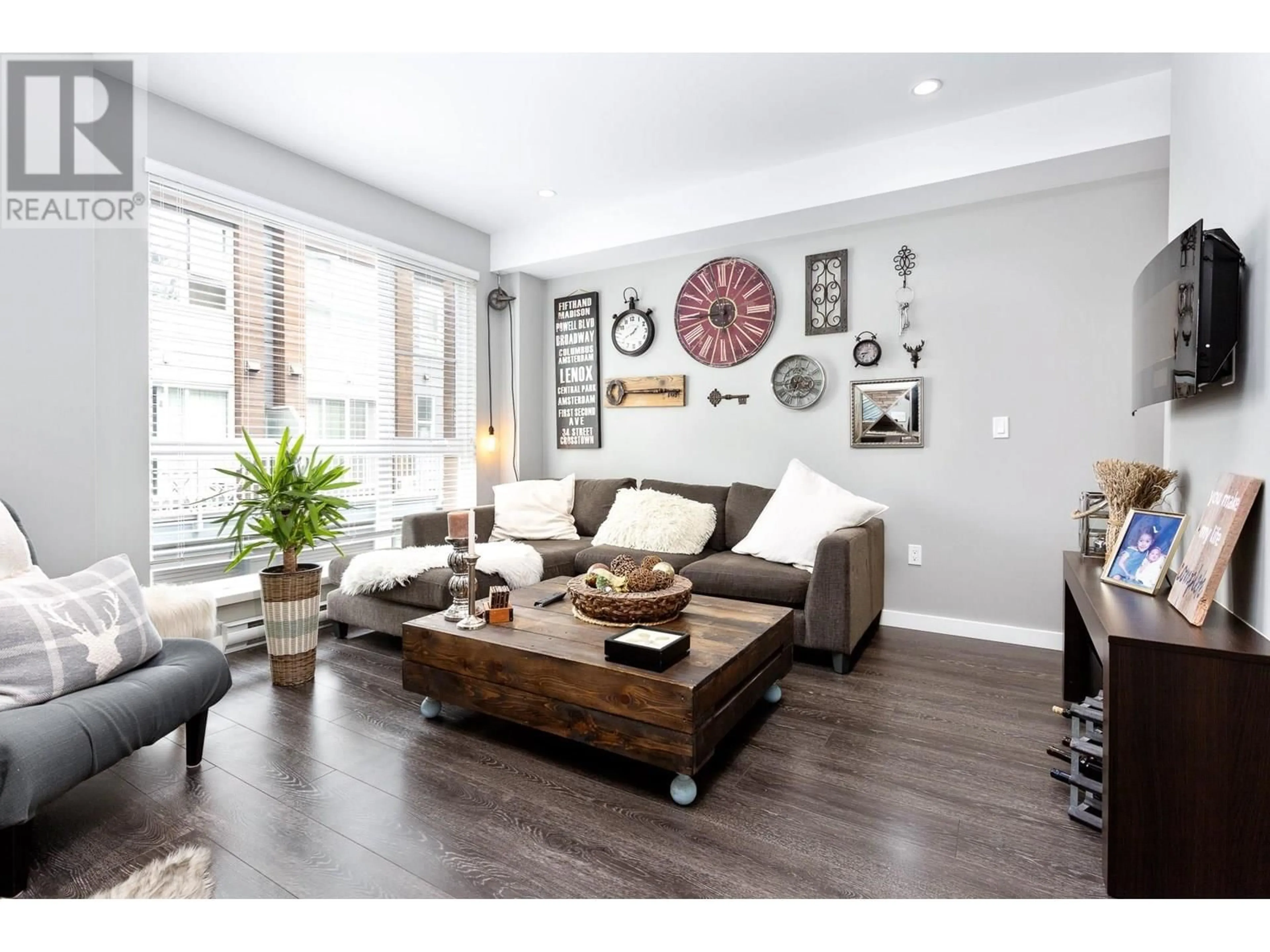 Living room with furniture, wood/laminate floor for 9 - 22388 124 AVENUE, Maple Ridge British Columbia V2X4J5