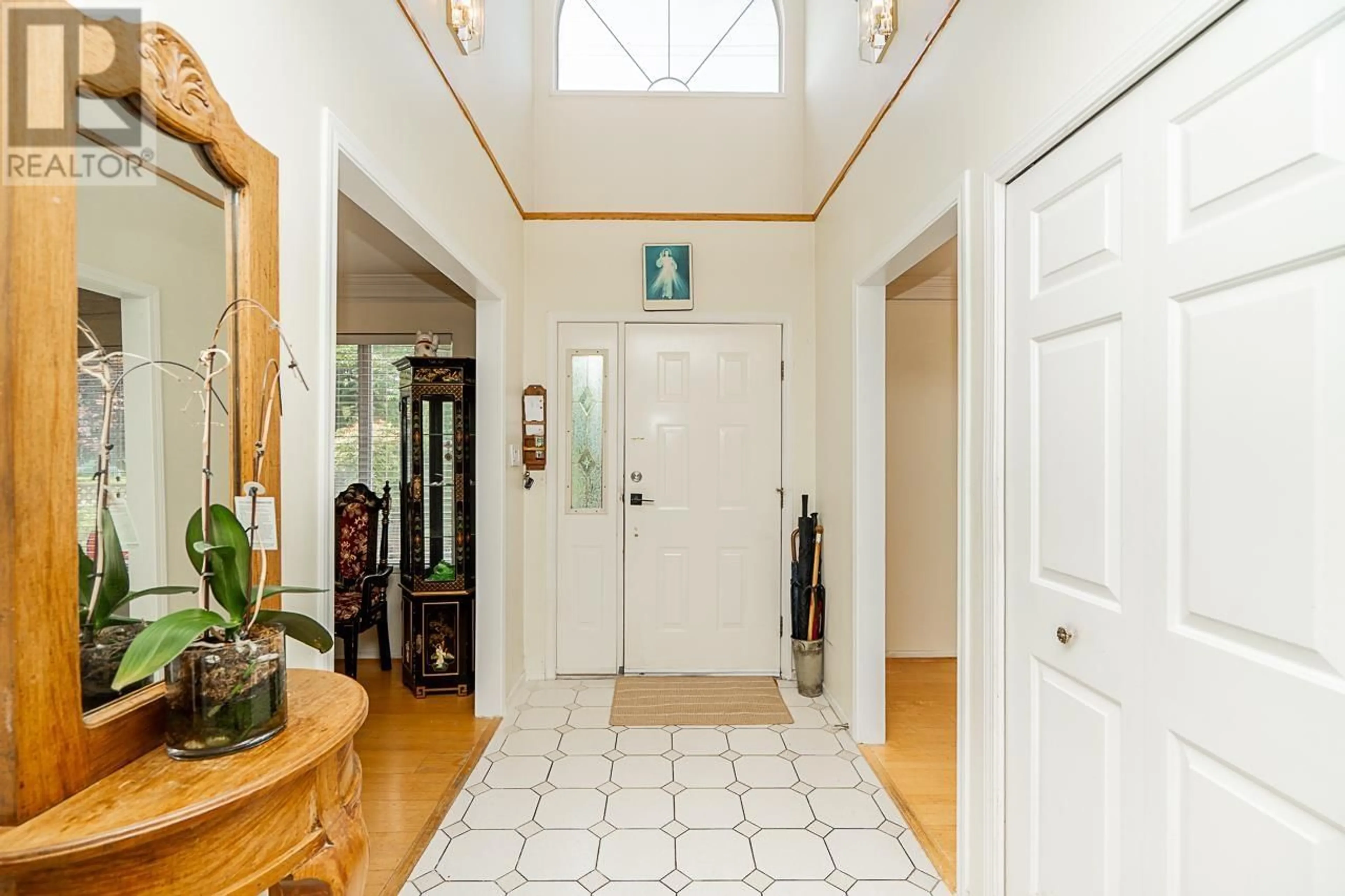 Indoor entryway for 11131 4TH AVENUE, Richmond British Columbia V7E3G6