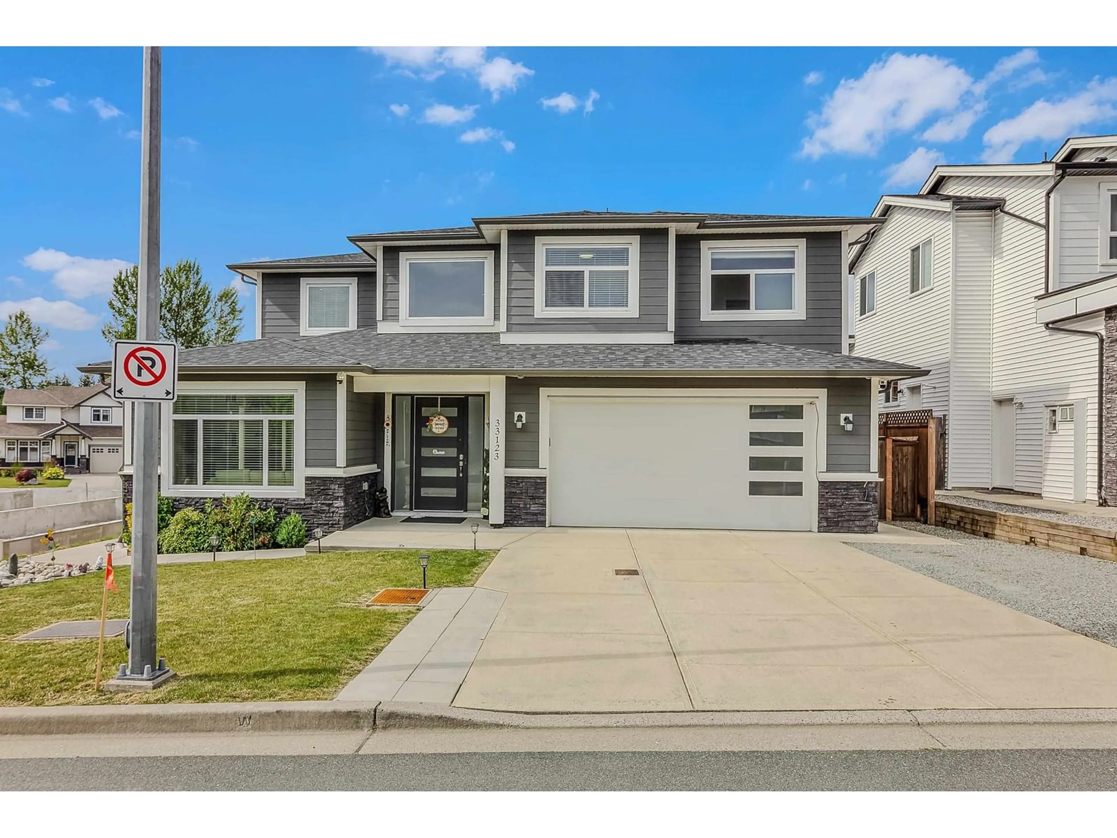 Home with vinyl exterior material, street for 33123 BENEDICT, Mission British Columbia V2V0H1