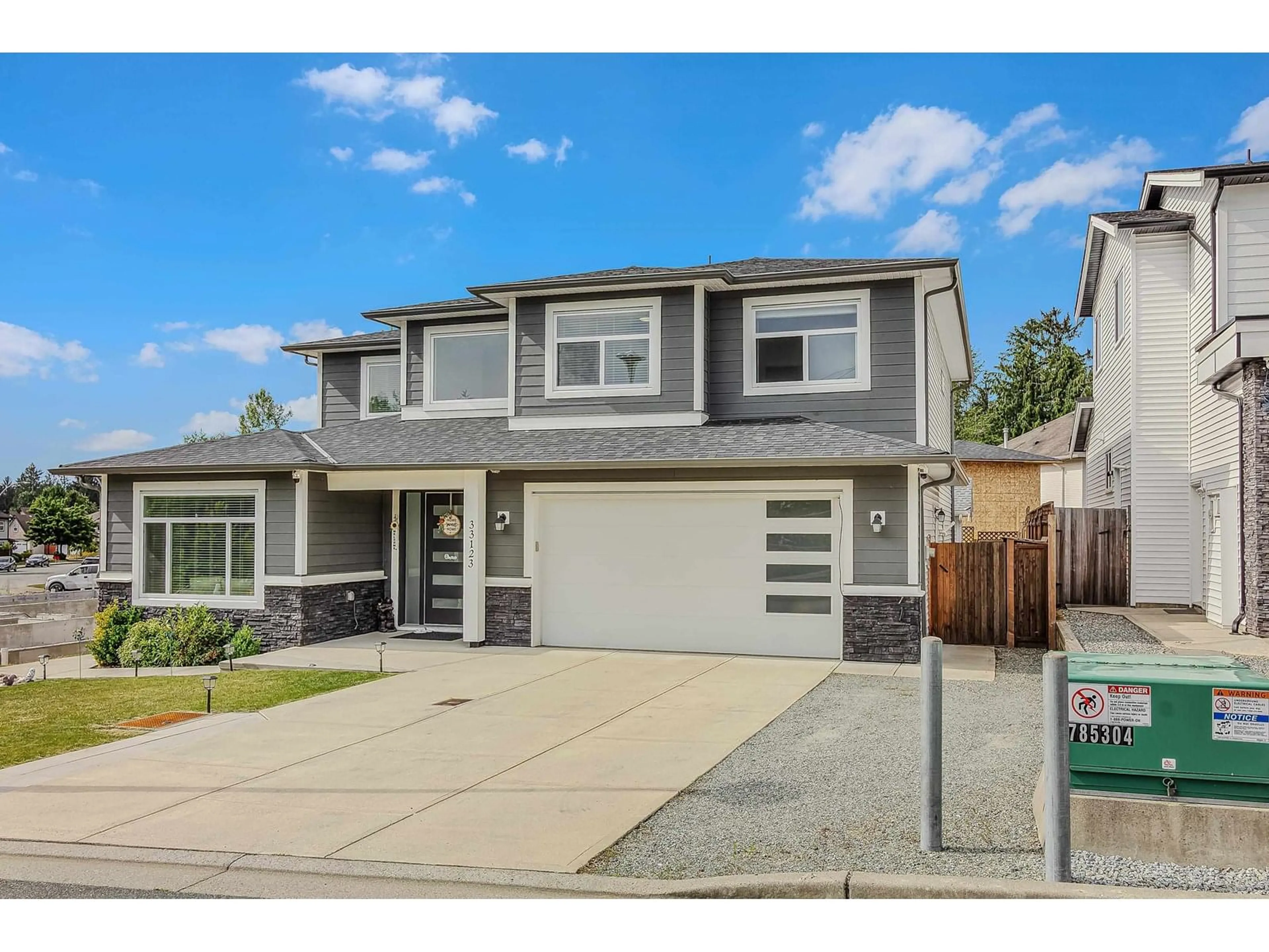 Home with vinyl exterior material, street for 33123 BENEDICT, Mission British Columbia V2V0H1