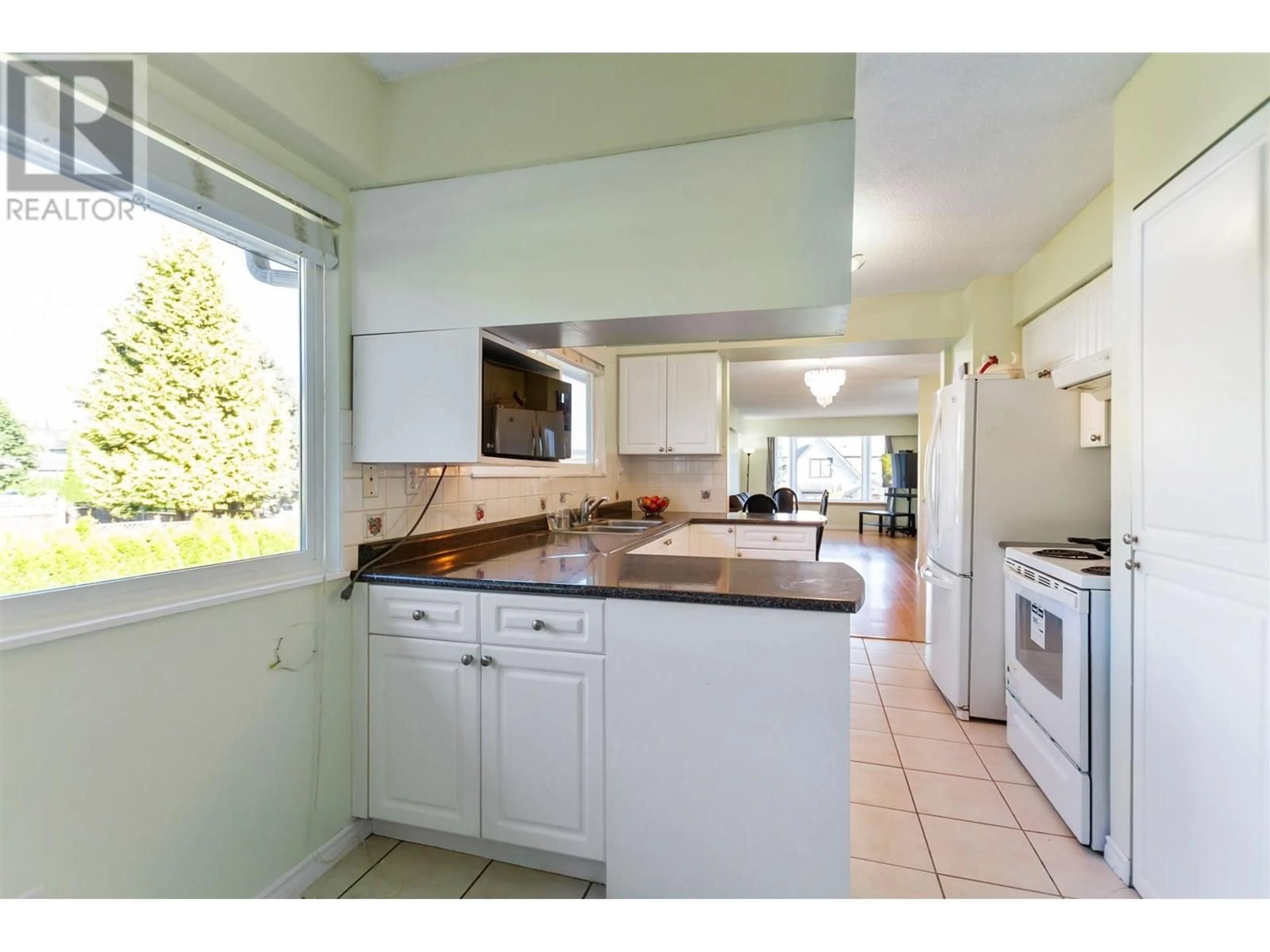 Standard kitchen, ceramic/tile floor for 645 GIRARD AVENUE, Coquitlam British Columbia V3K5V6