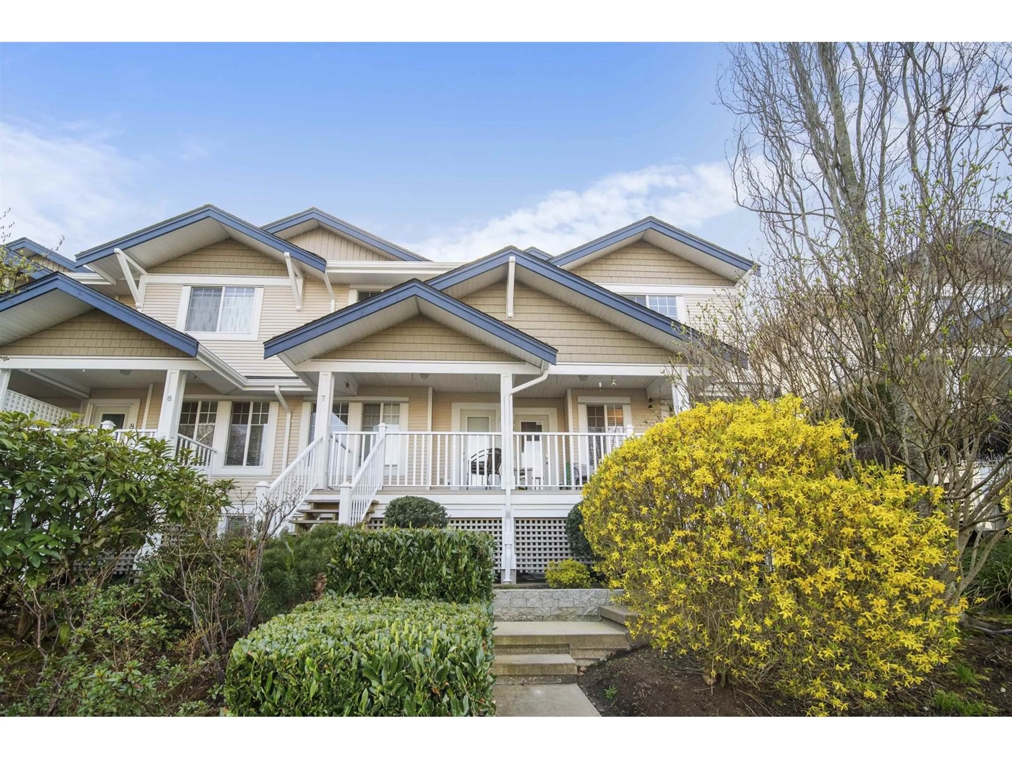Home with vinyl exterior material, street for 6 - 6533 121, Surrey British Columbia V3W1M5