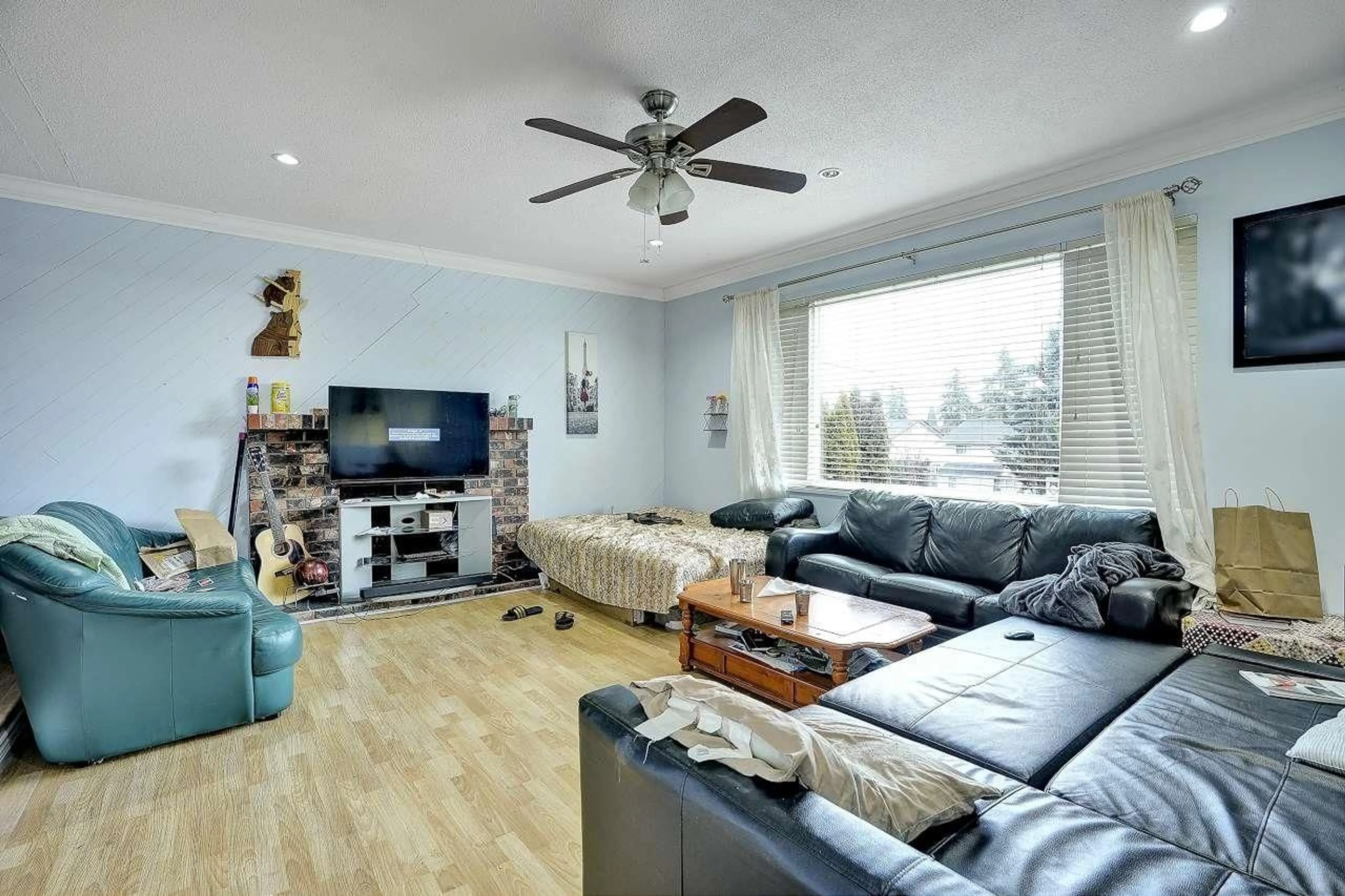 Living room with furniture, wood/laminate floor for 14747 88, Surrey British Columbia V3S2S2