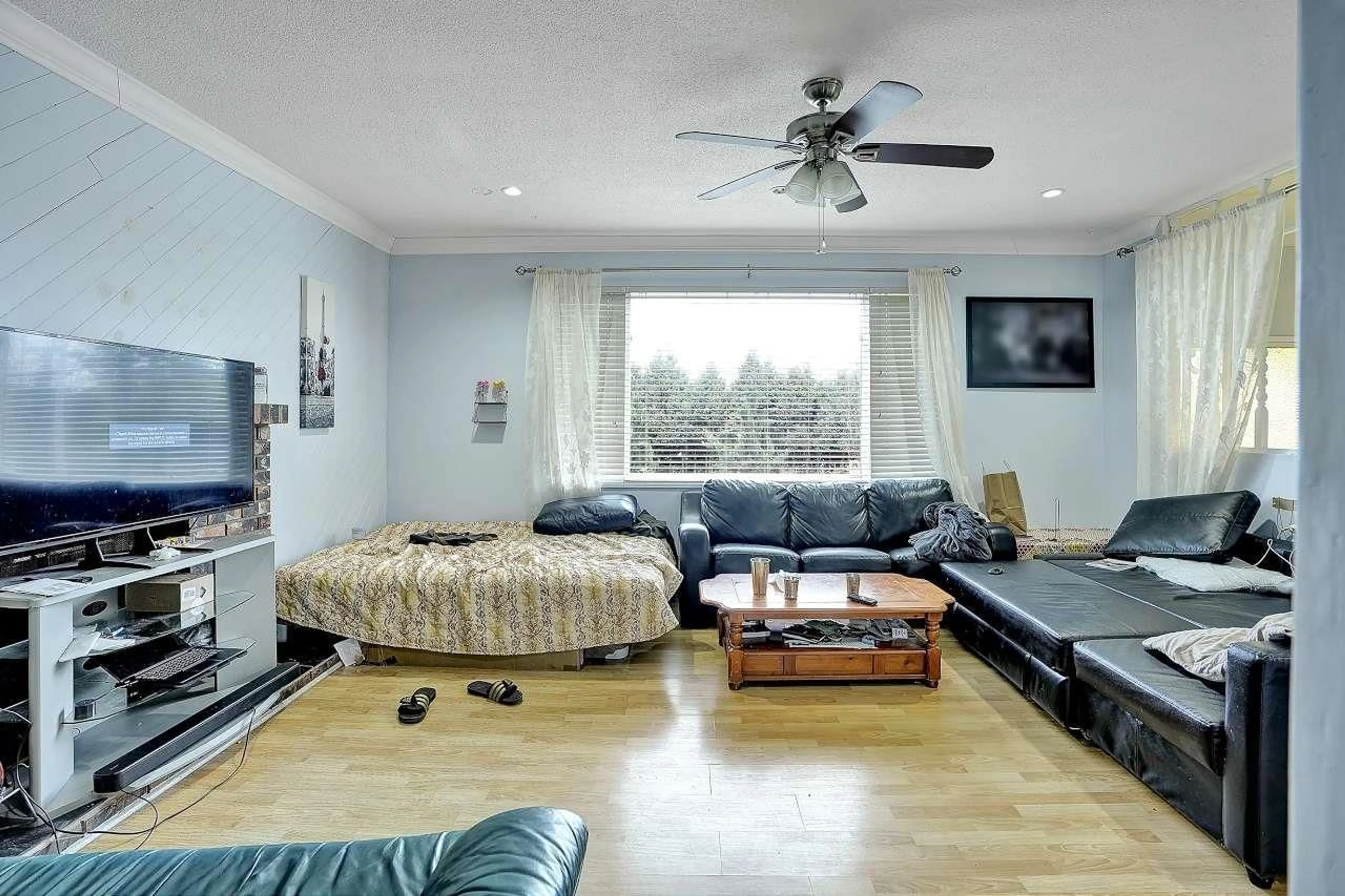 Living room with furniture, wood/laminate floor for 14747 88, Surrey British Columbia V3S2S2